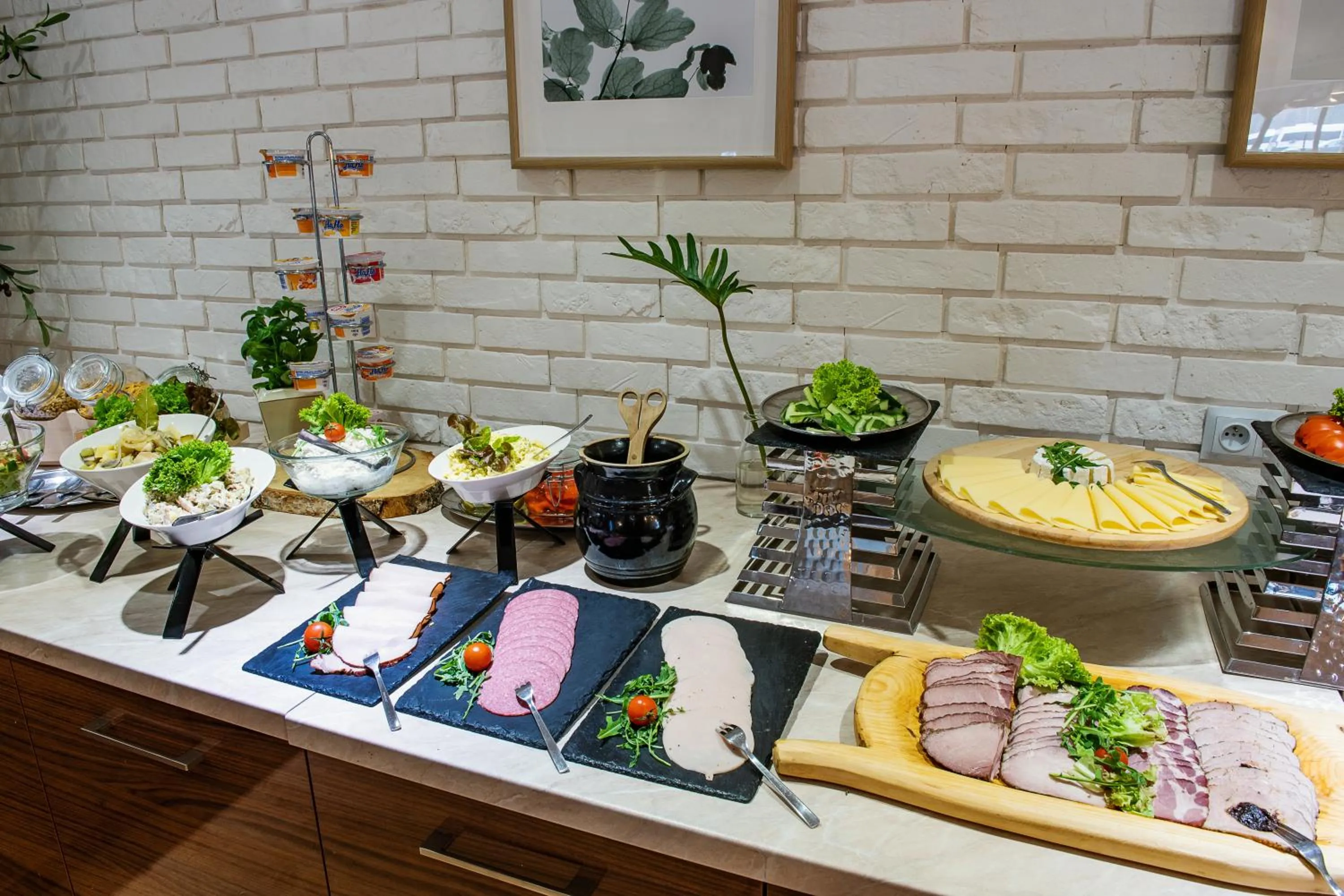 Buffet breakfast in Hotel Rozdroże Nieborów