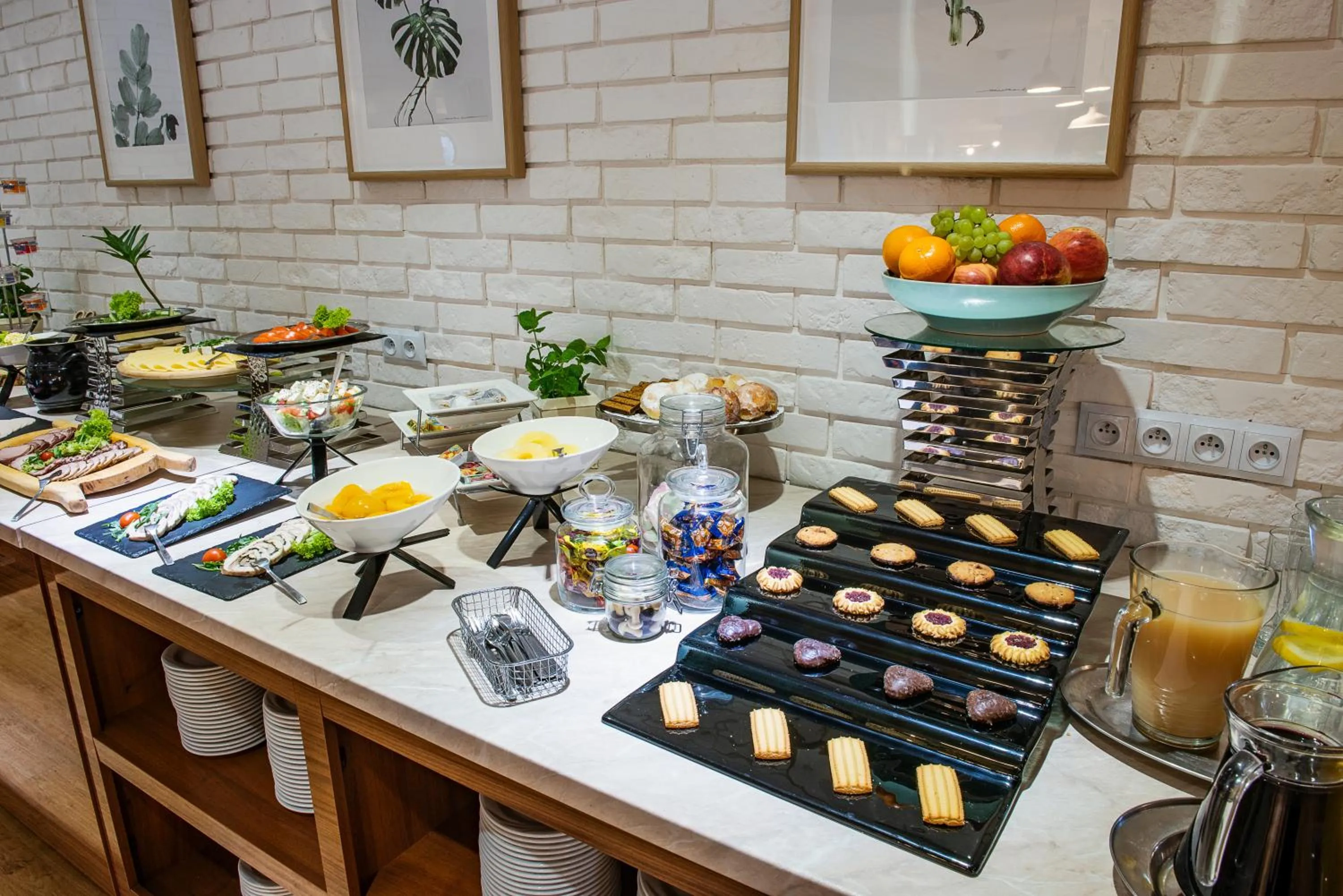 Buffet breakfast in Hotel Rozdroże Nieborów