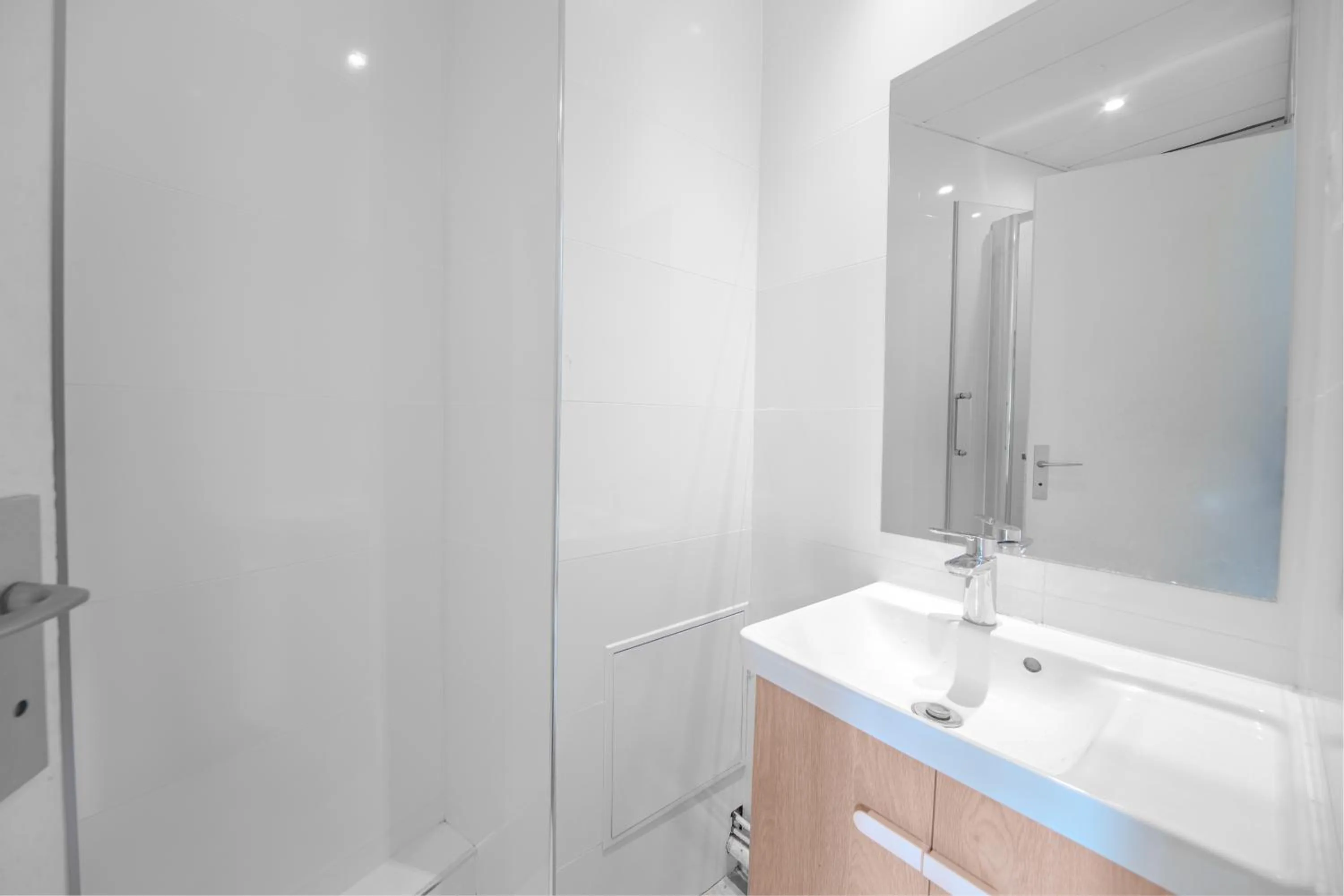 Shower in Casa Serena Paris Hôtel