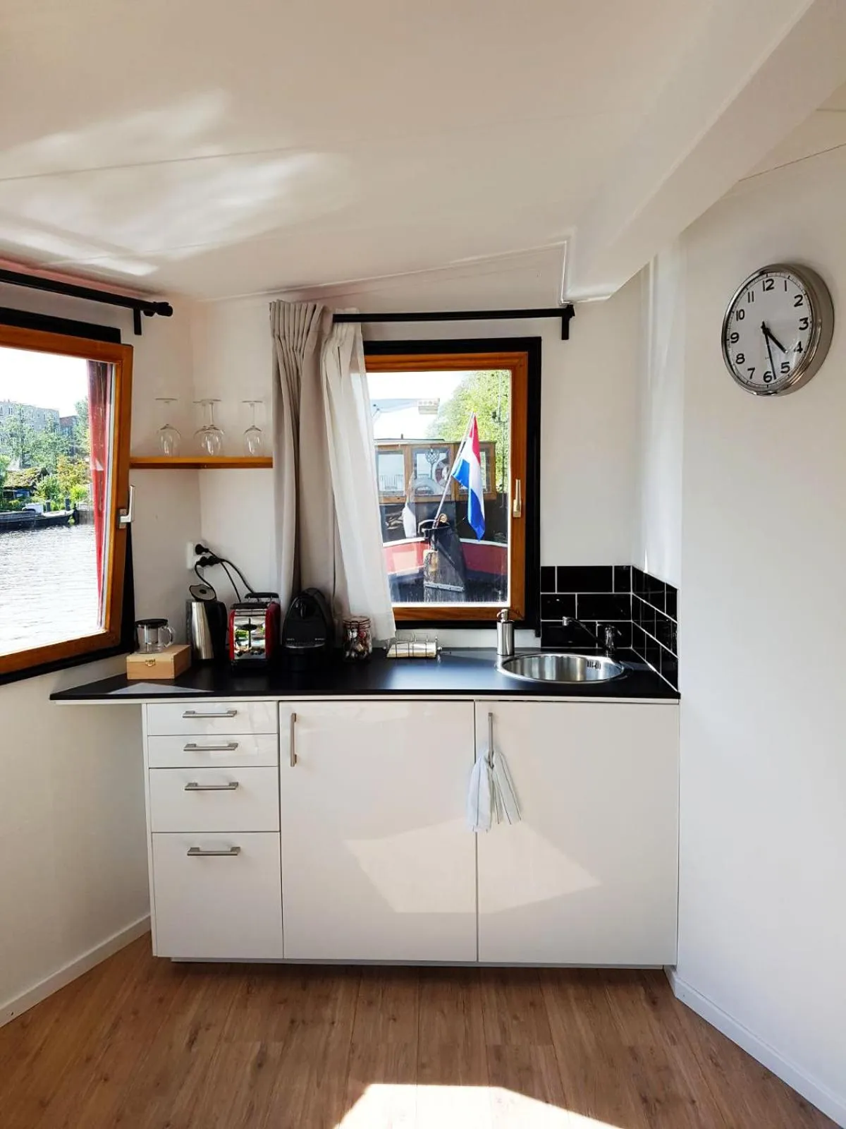 Kitchen or kitchenette in Houseboat Concordia B&B