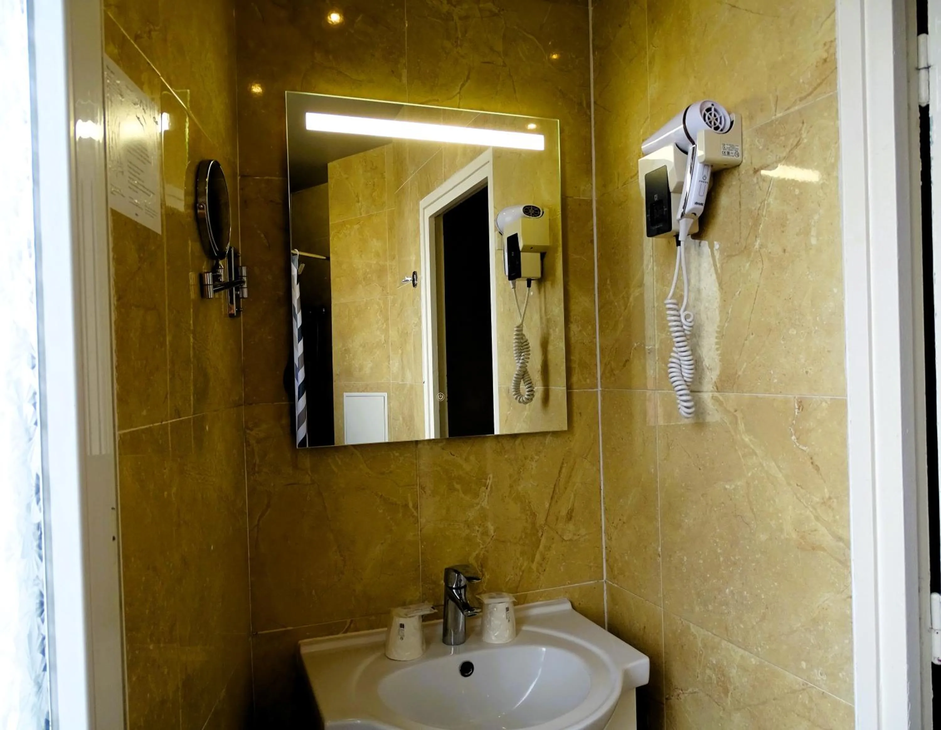 Bathroom in Hipotel Belgrand Edith Piaf