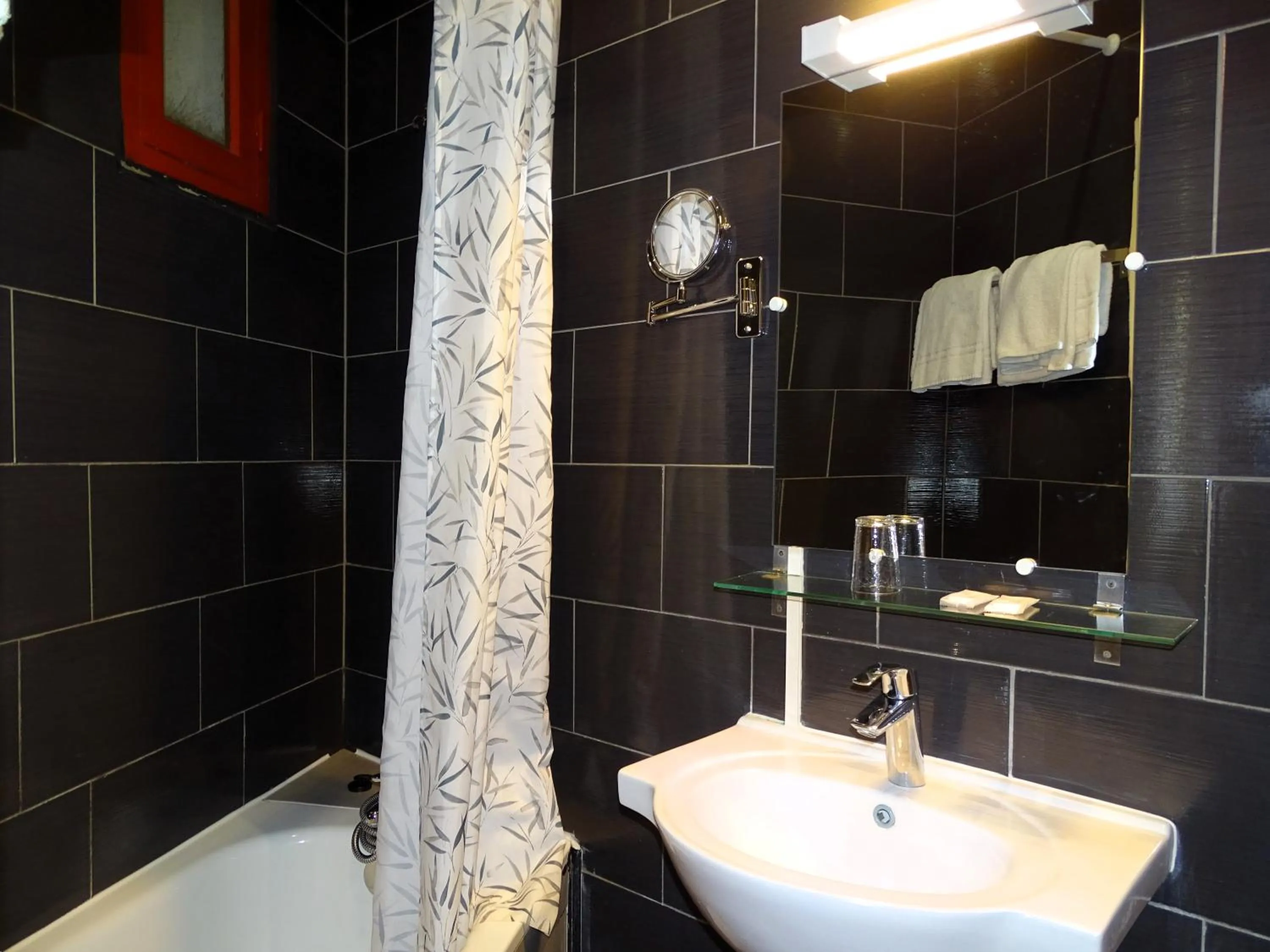 Bathroom in Hipotel Belgrand Edith Piaf