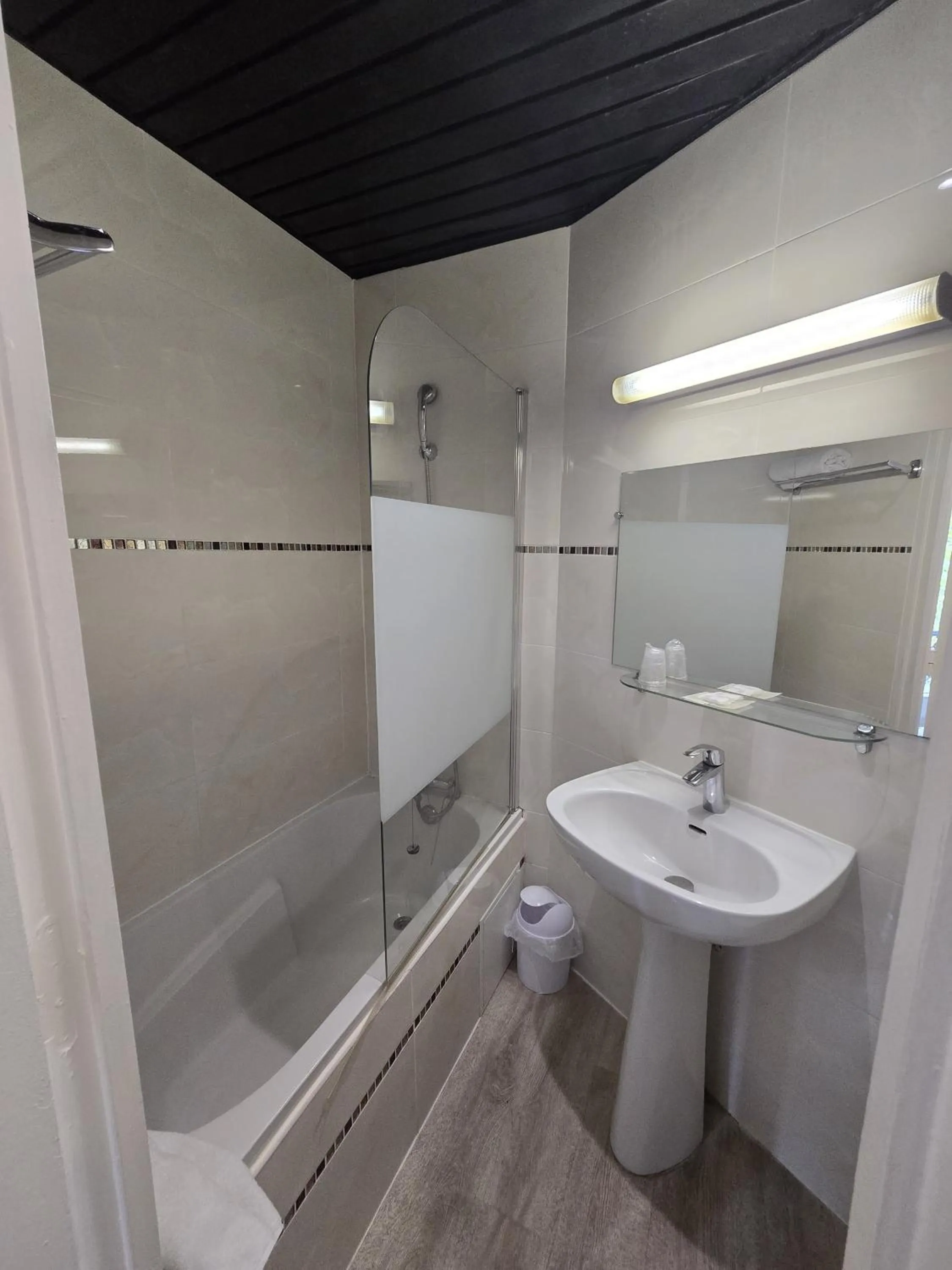 Bathroom in Hipotel Belgrand Edith Piaf