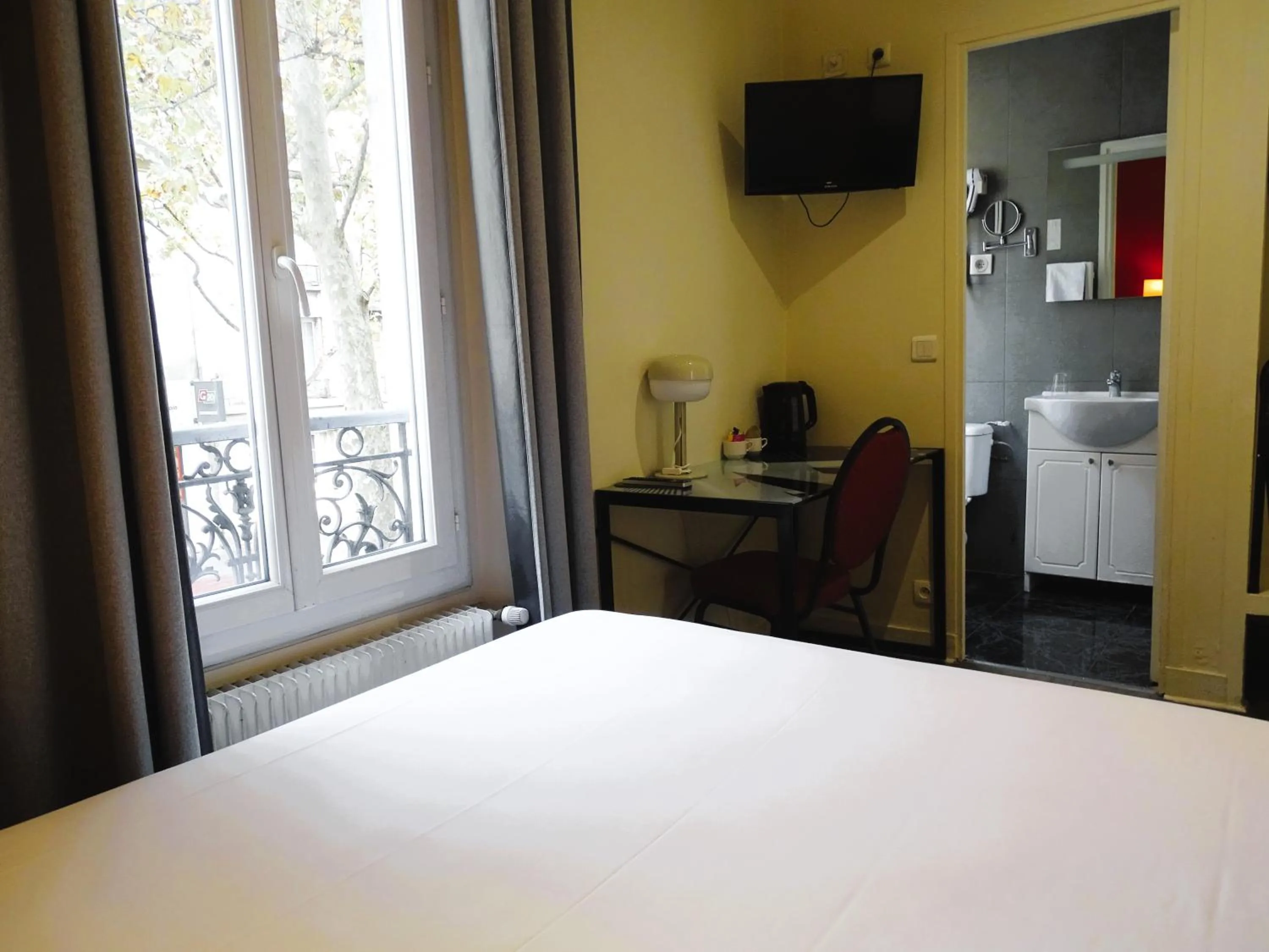 Photo of the whole room, Bed in Hipotel Belgrand Edith Piaf