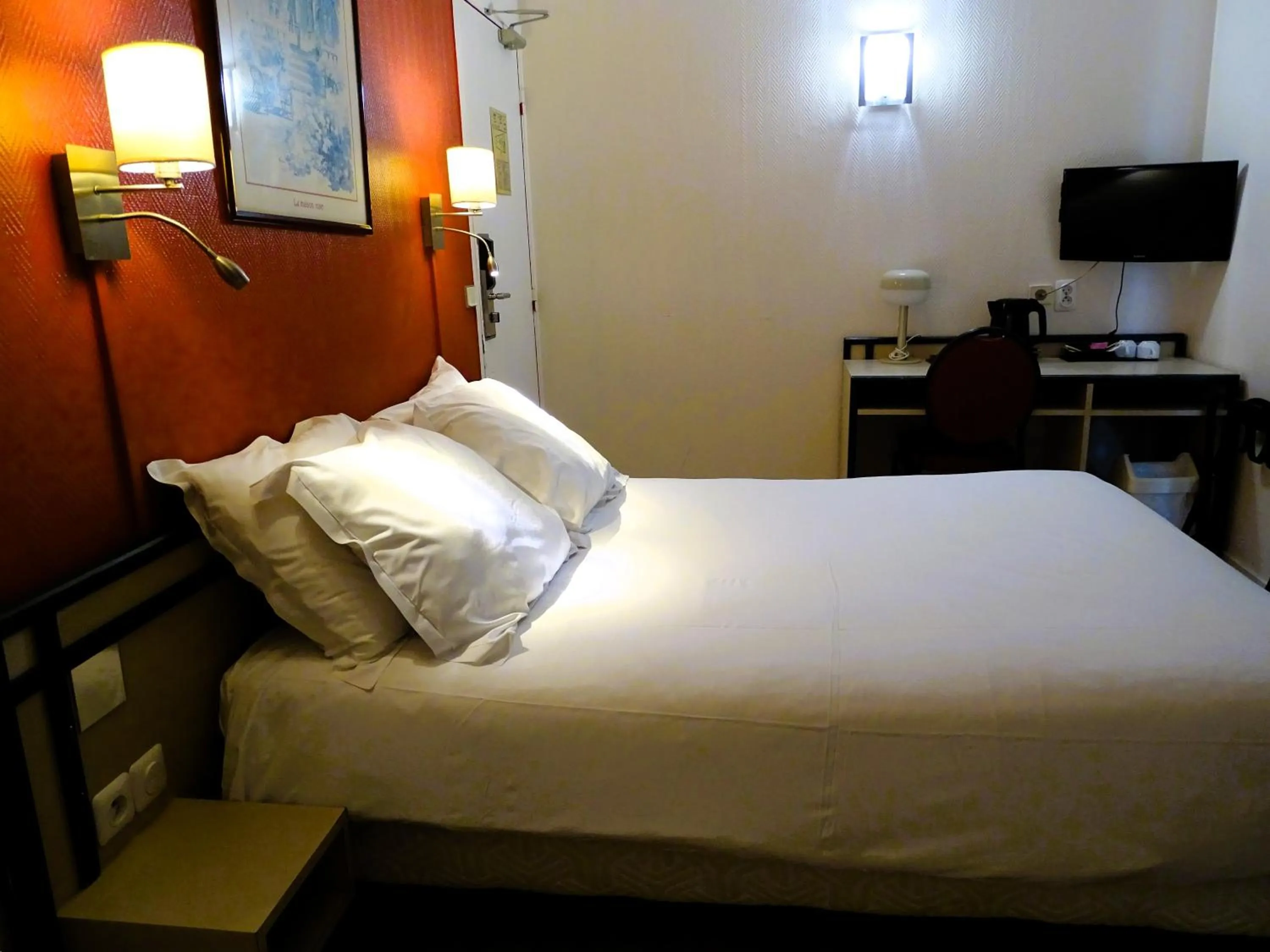 Bed in Hipotel Belgrand Edith Piaf
