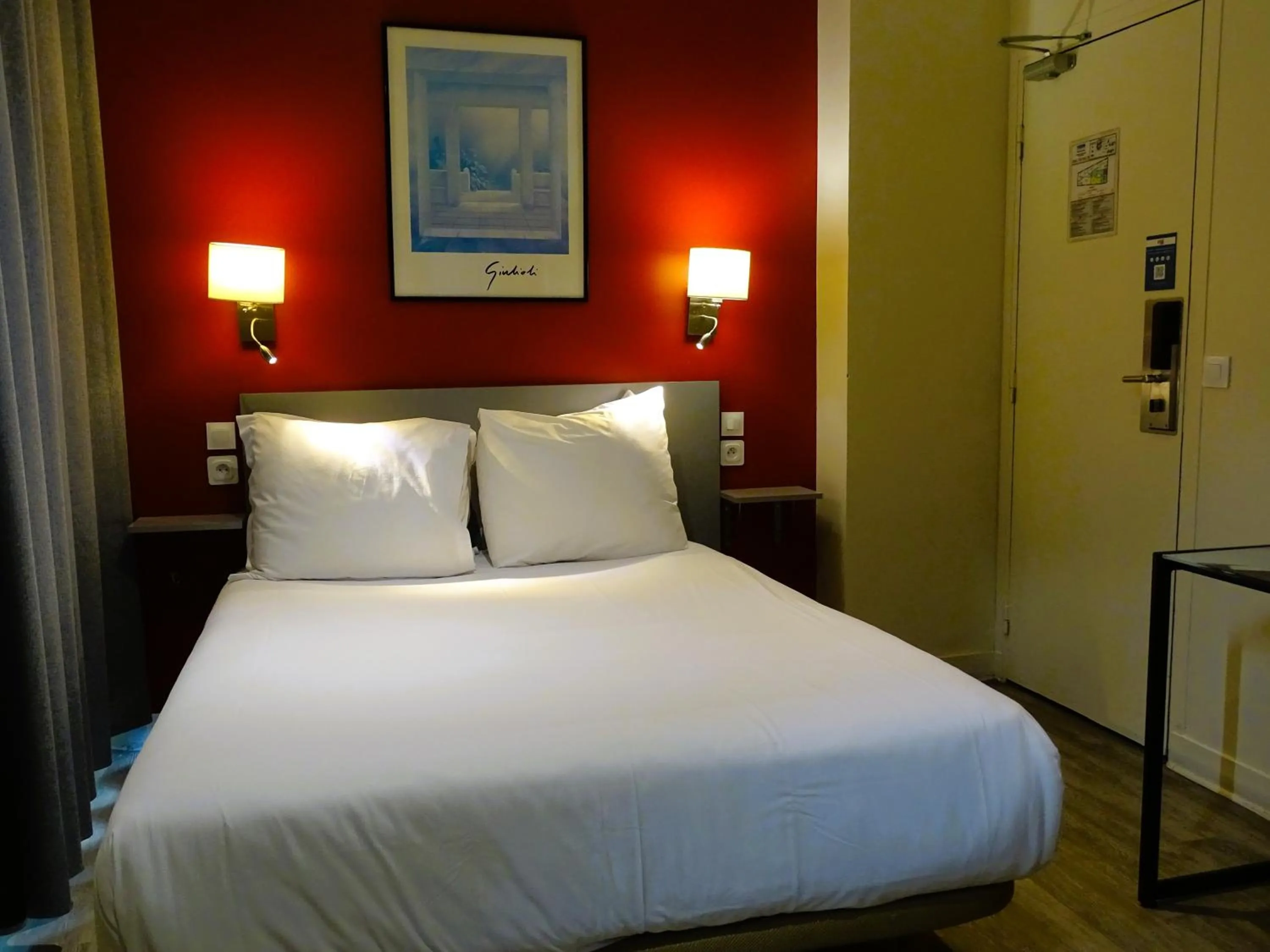 Bed in Hipotel Belgrand Edith Piaf