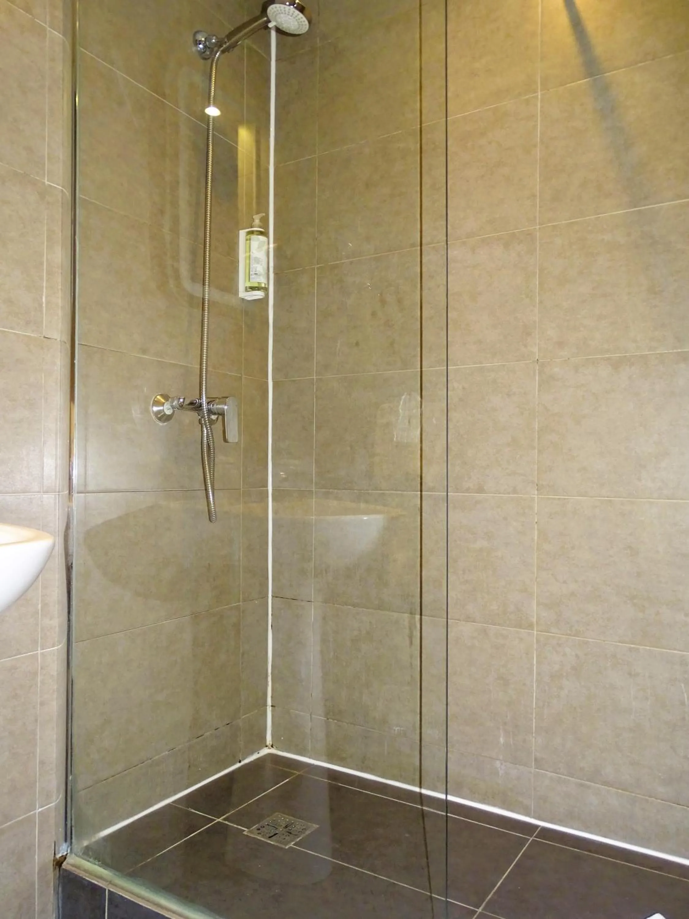 Shower in Hipotel Belgrand Edith Piaf