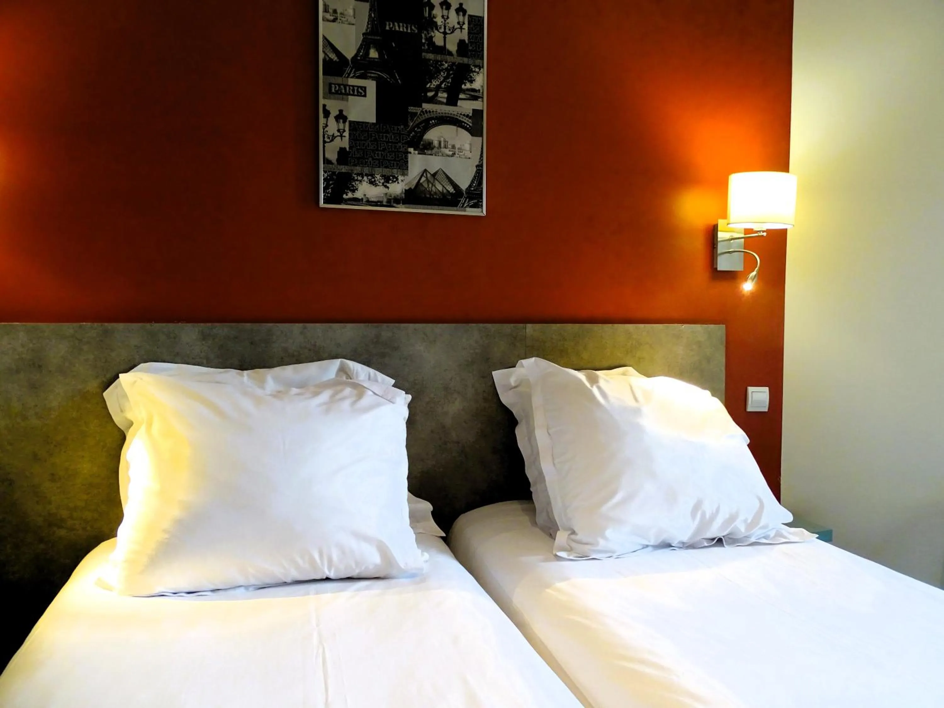 Bed in Hipotel Belgrand Edith Piaf