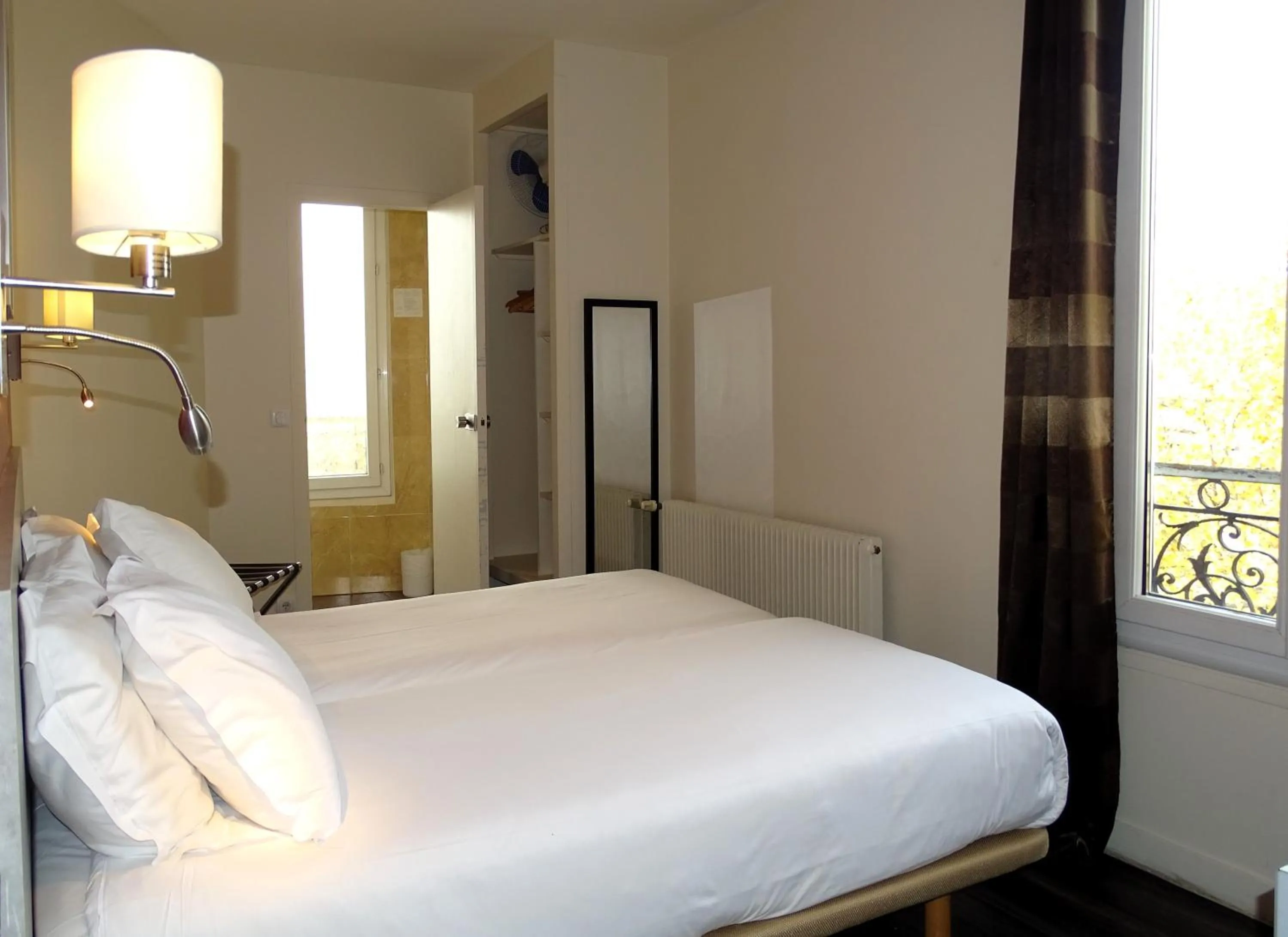 Bed in Hipotel Belgrand Edith Piaf