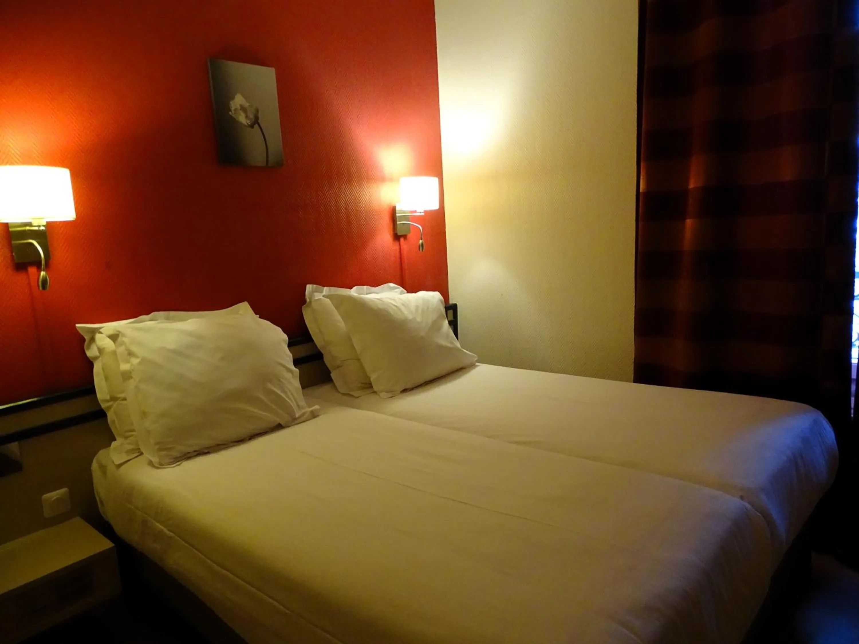 Photo of the whole room, Bed in Hipotel Belgrand Edith Piaf