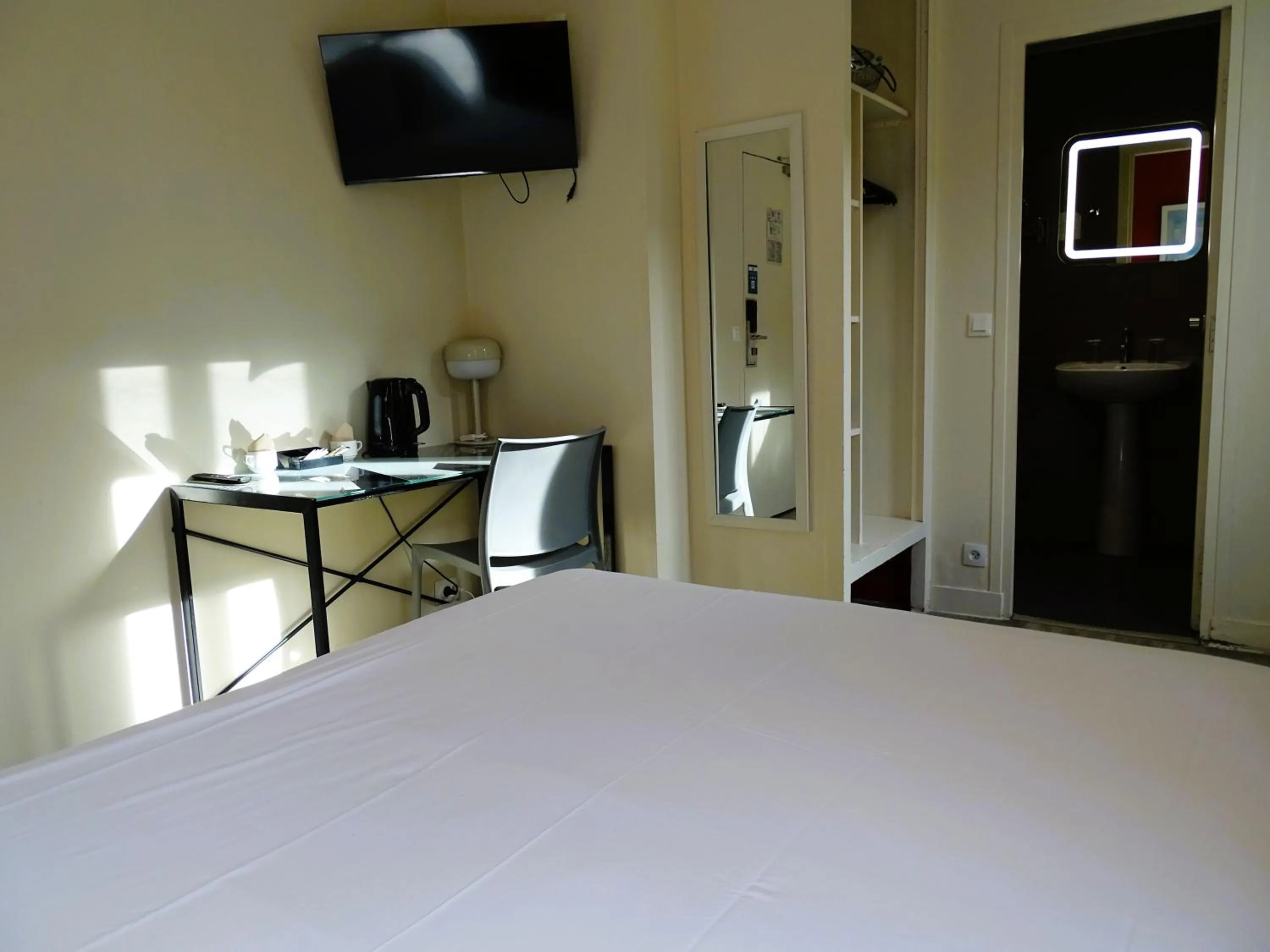 Bed in Hipotel Belgrand Edith Piaf