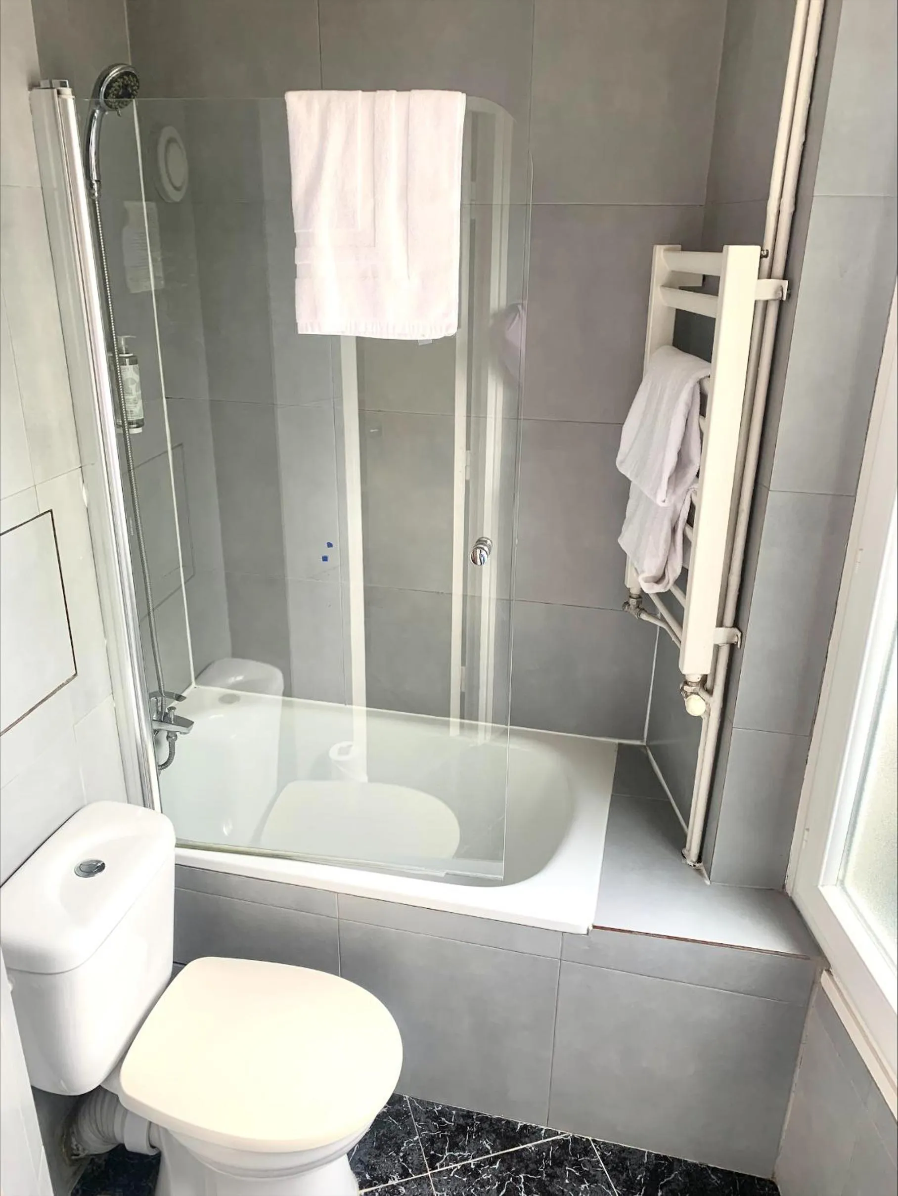 Bedroom in Hipotel Belgrand Edith Piaf