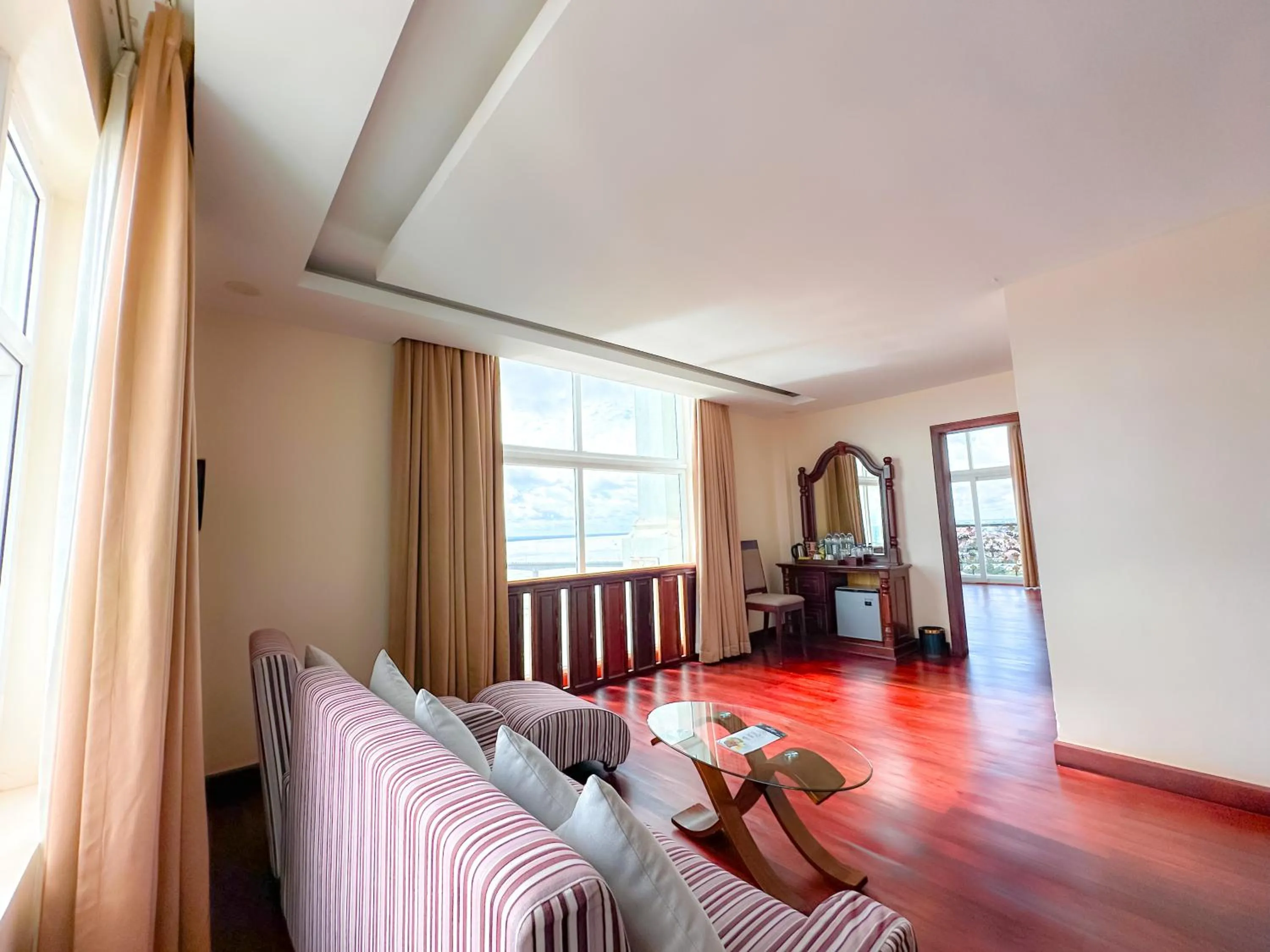 Living room, Bed in Lbn Asian Hotel