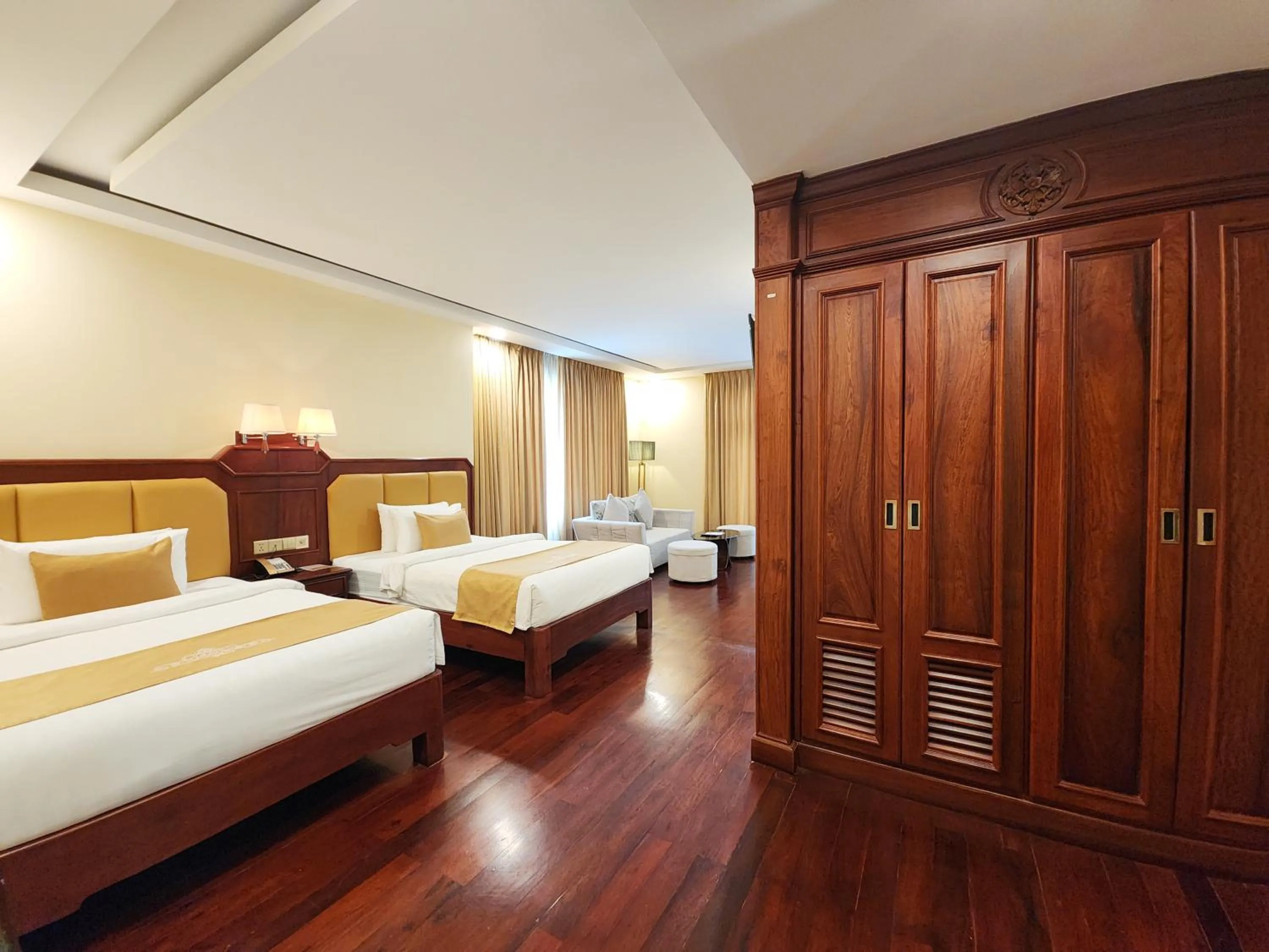 Photo of the whole room, Bed in Lbn Asian Hotel