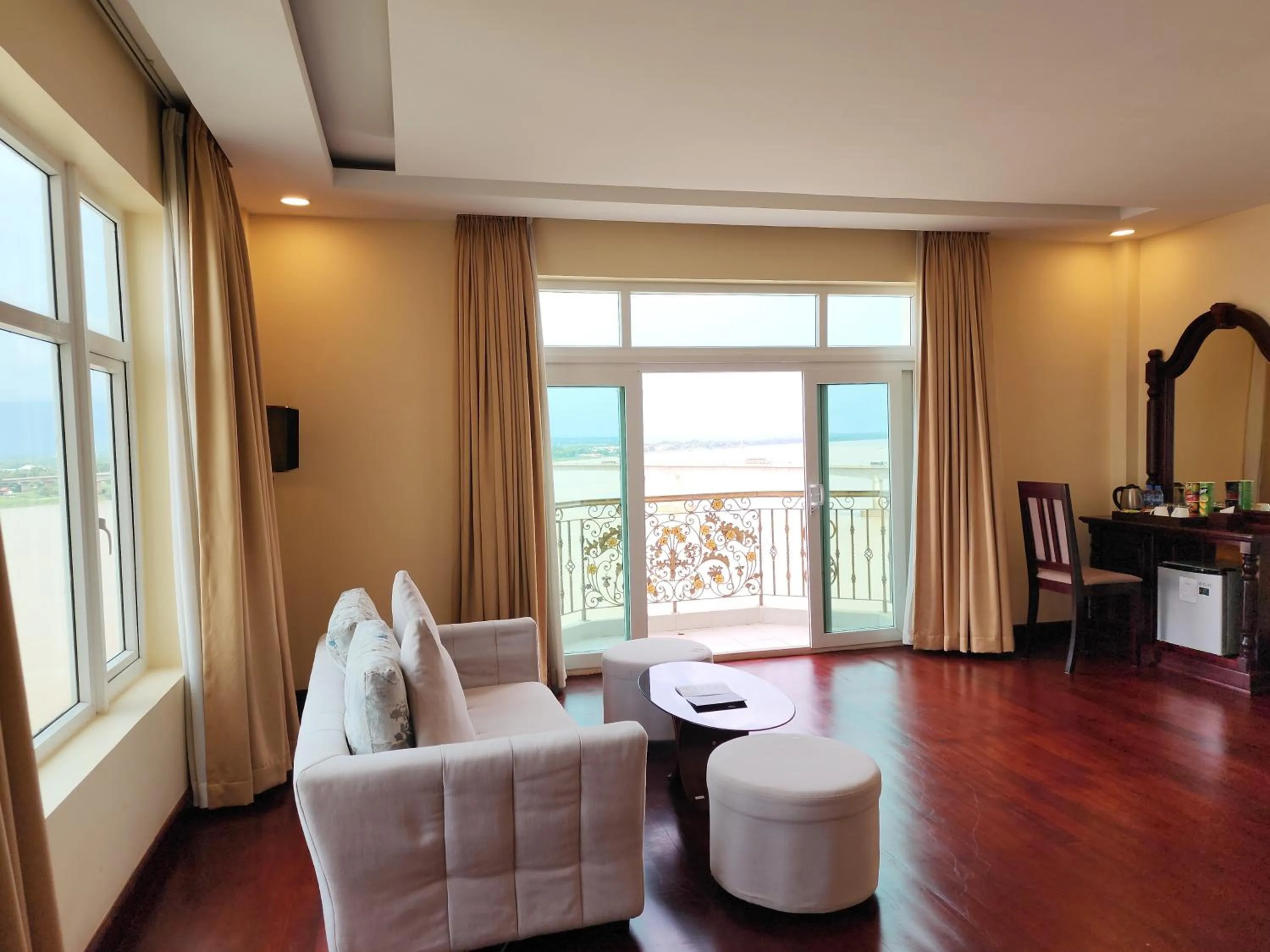 Living room in Lbn Asian Hotel