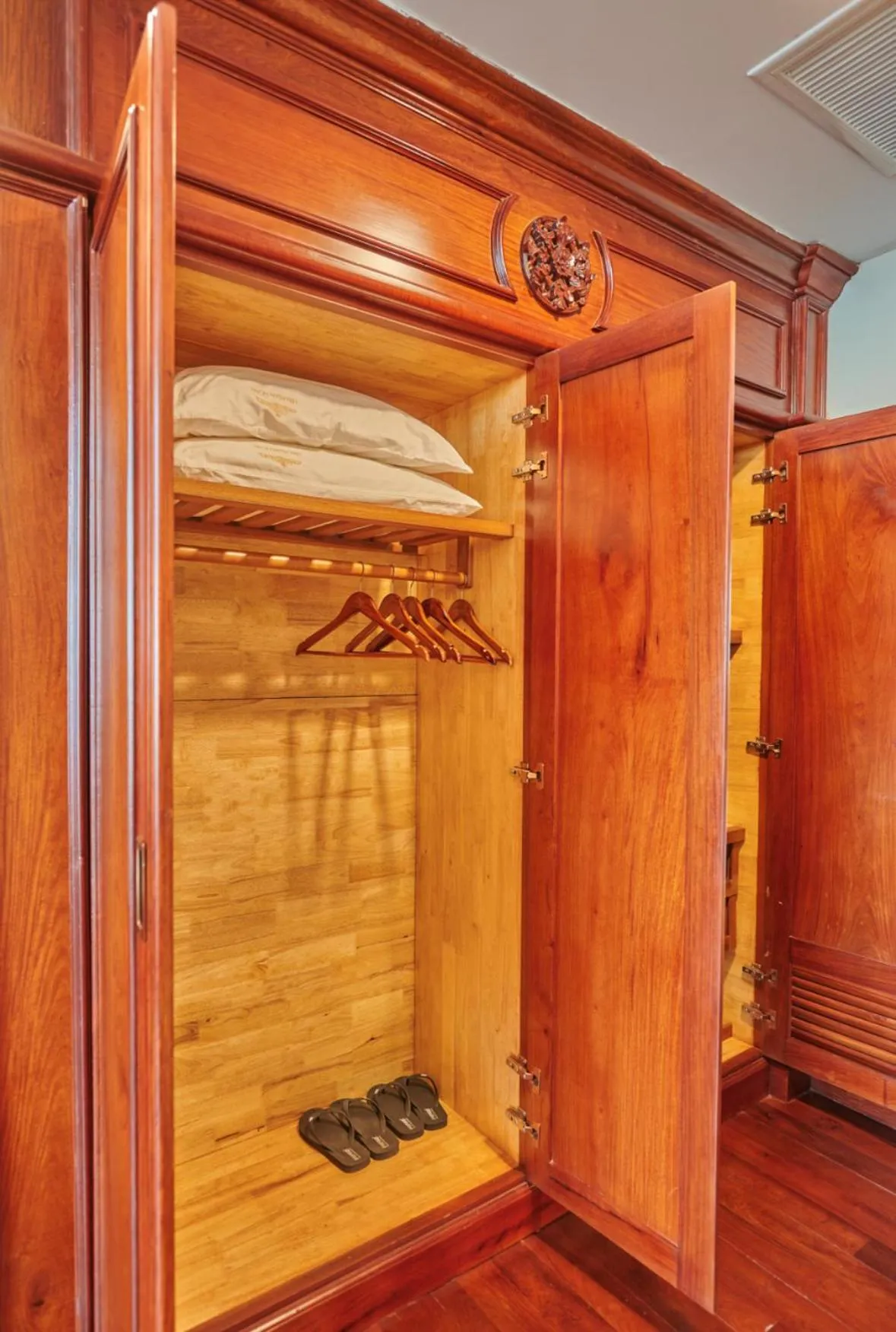 wardrobe in Lbn Asian Hotel