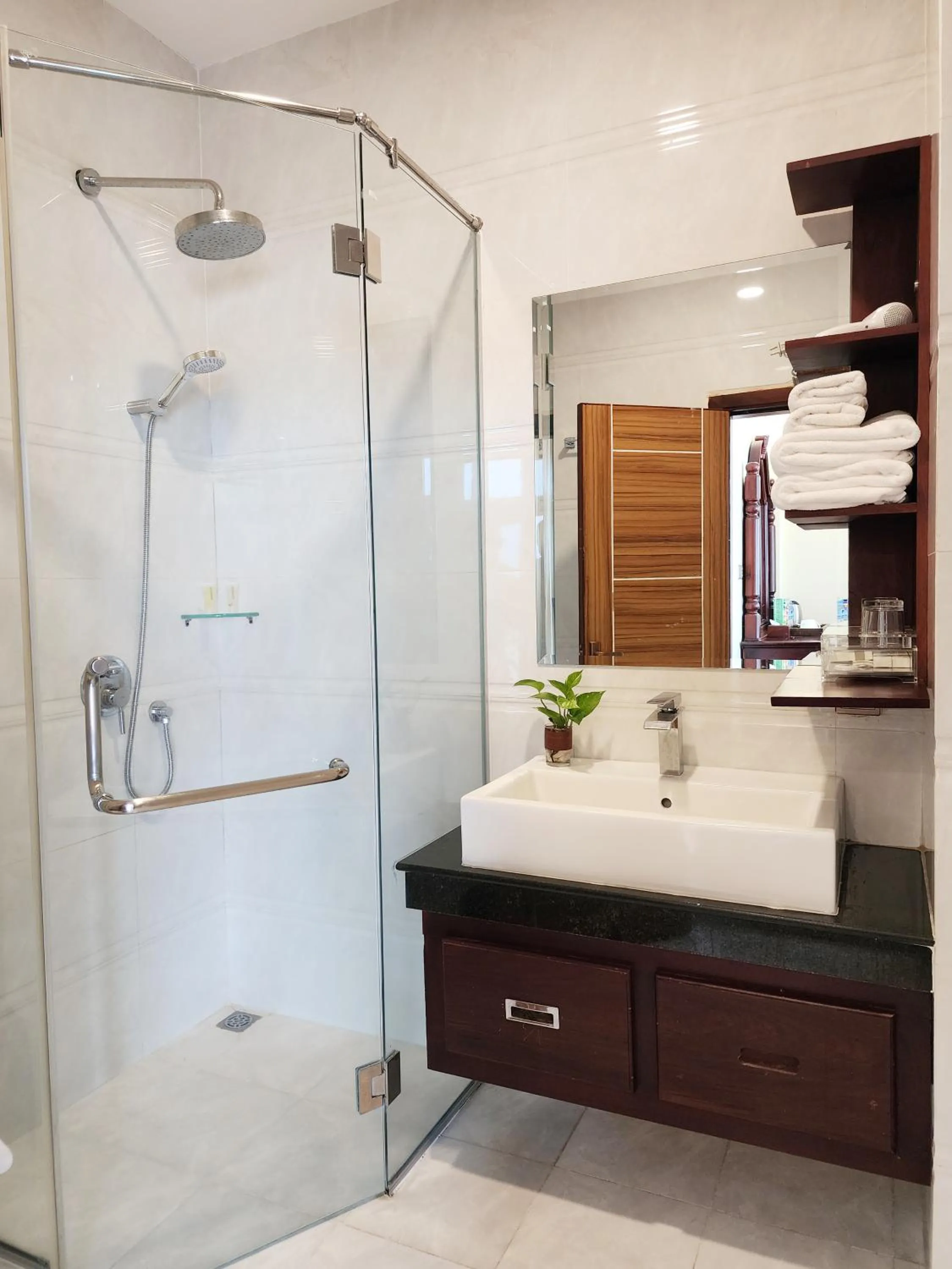 Shower in Lbn Asian Hotel