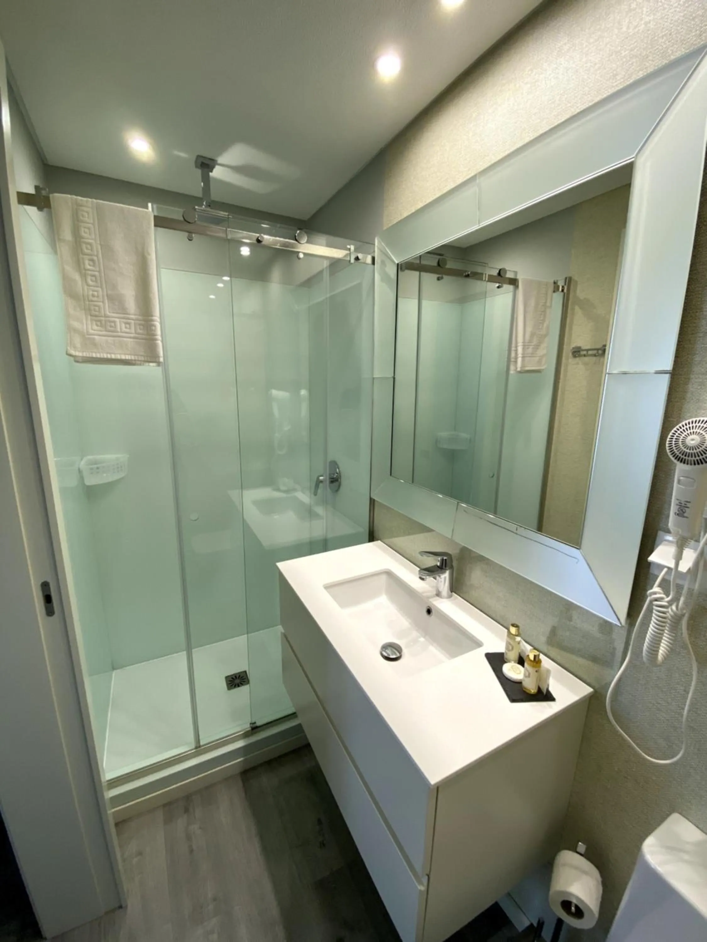 Toilet in Golden Beach Guest House & Rooftop Bar