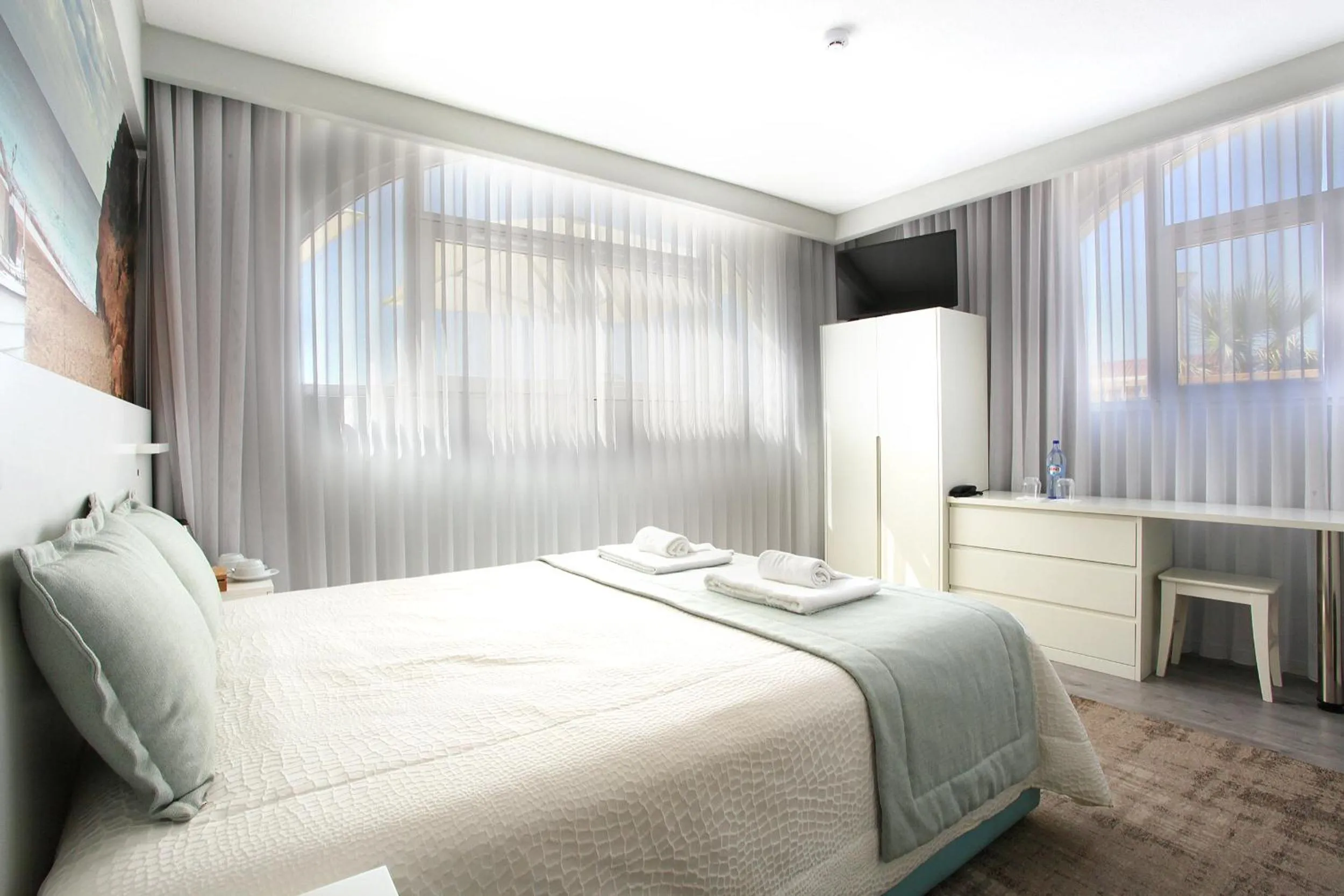 Bedroom, Bed in Golden Beach Guest House & Rooftop Bar