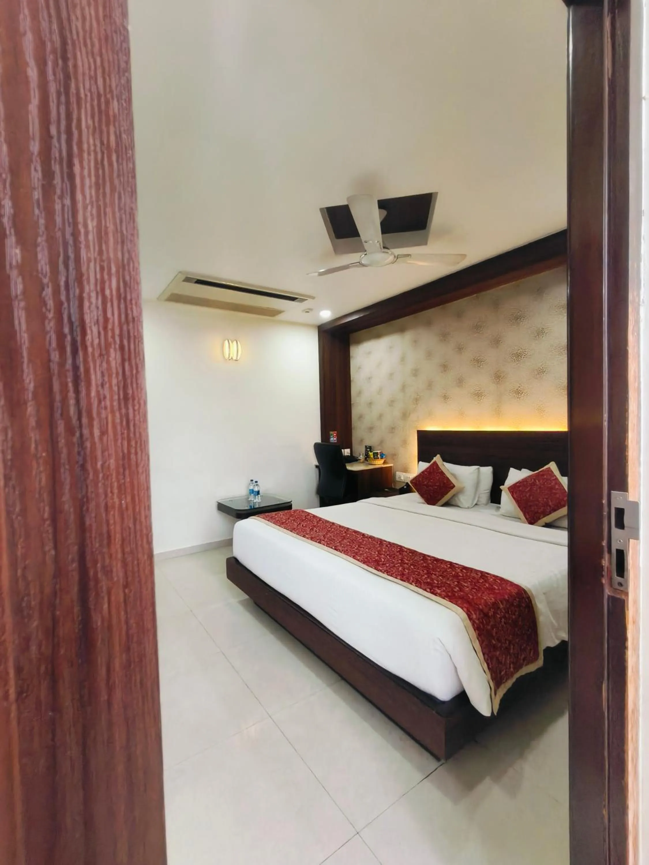 Bedroom, Bed in Holiday Residency Coimbatore