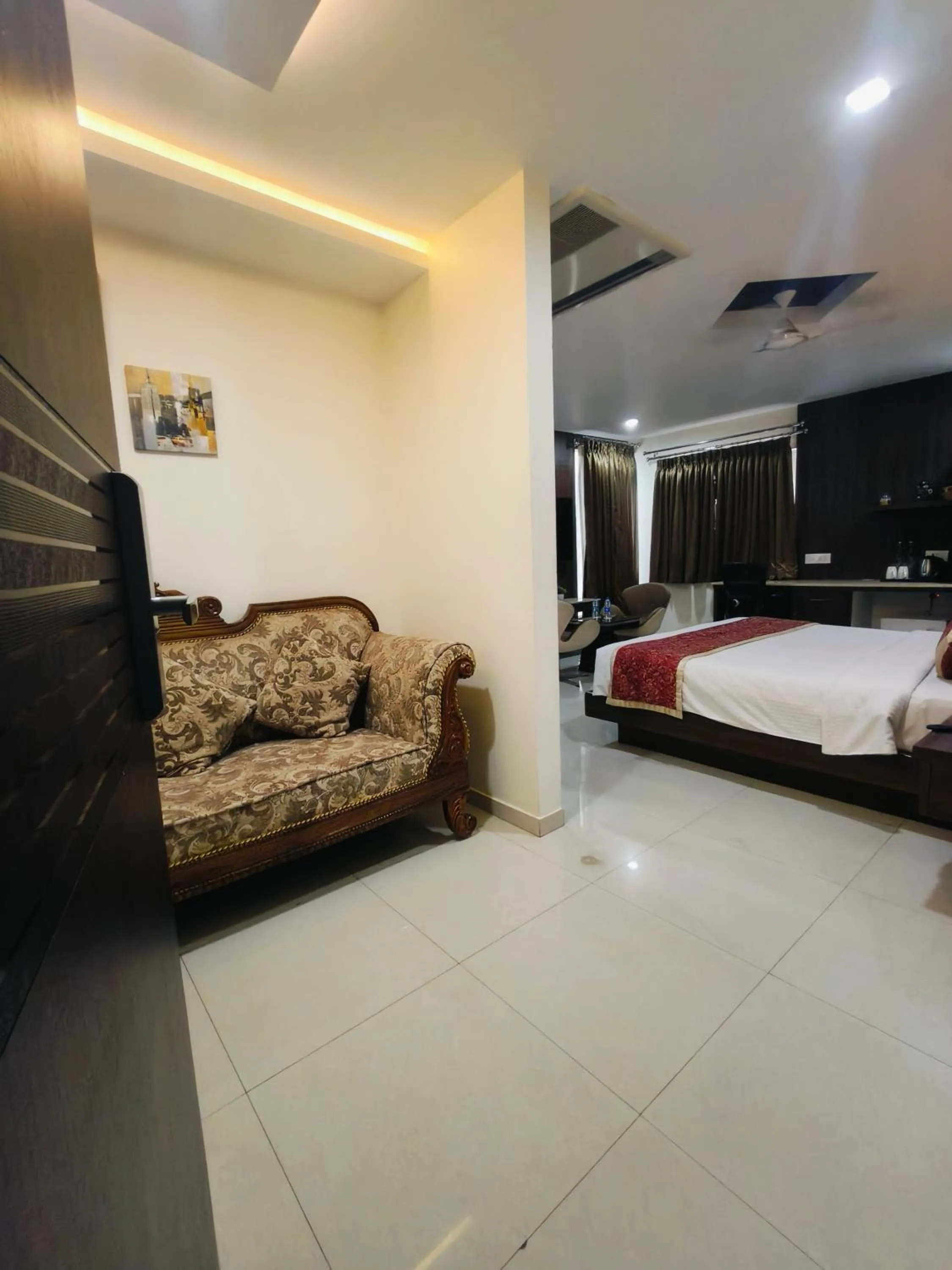Communal lounge/ TV room, Bed in Holiday Residency Coimbatore