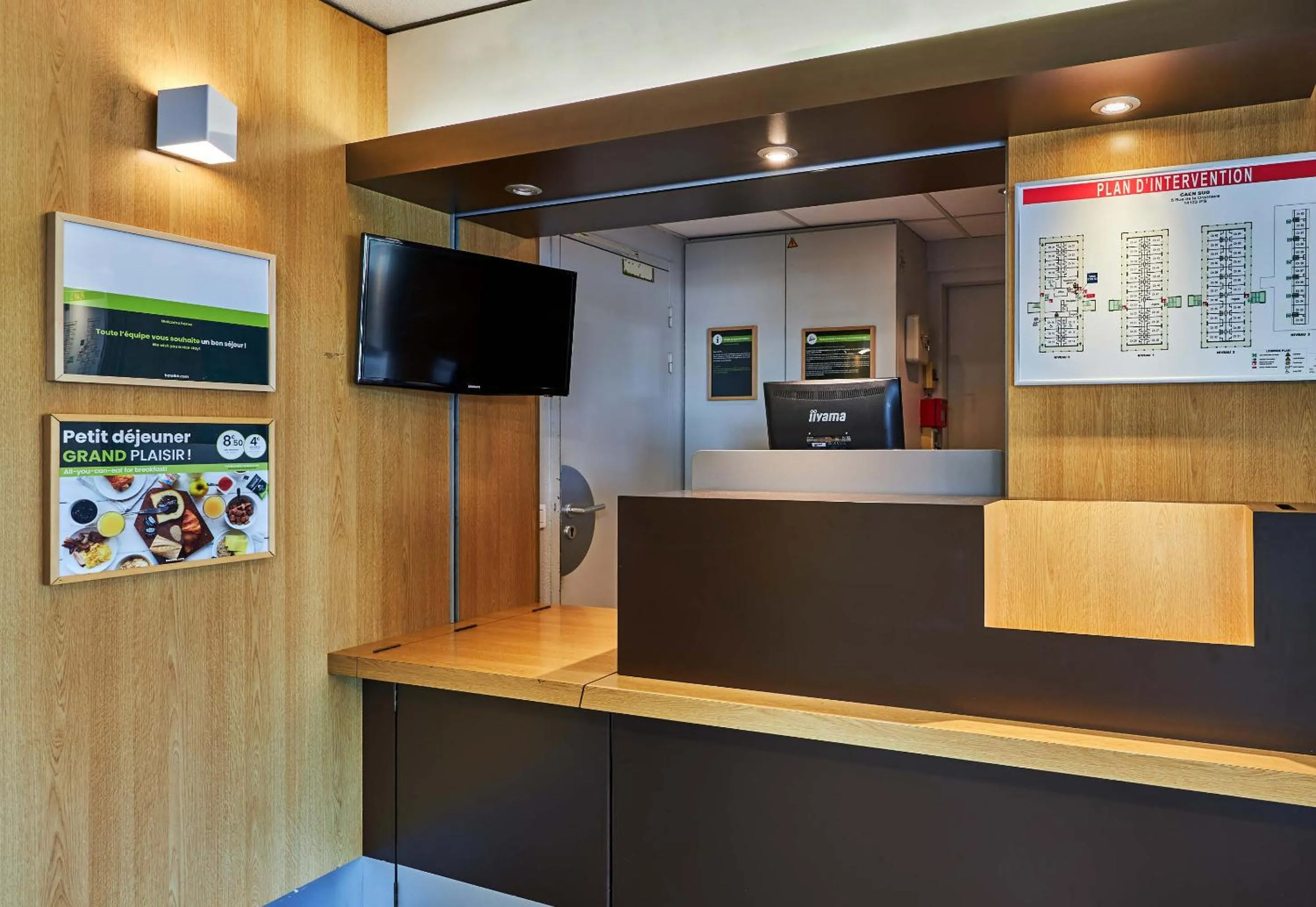 Lobby or reception in B&B HOTEL CAEN Sud