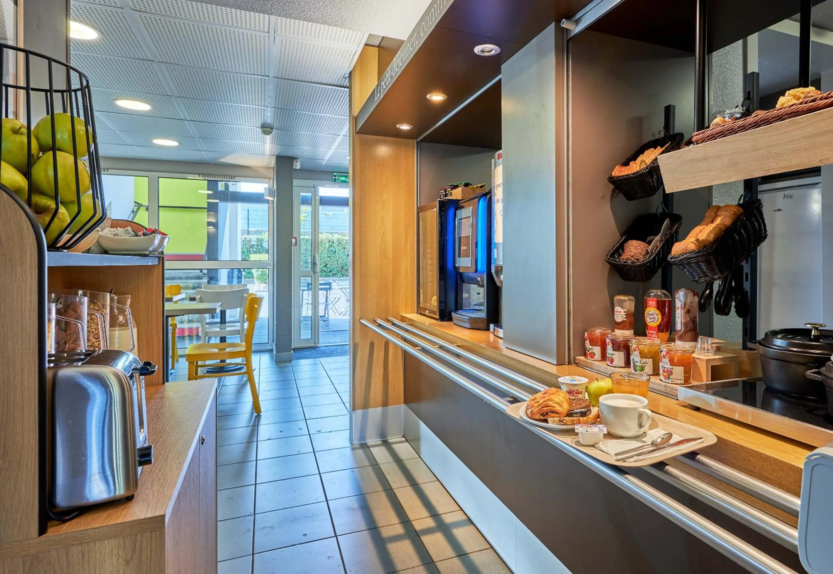 Buffet breakfast in B&B HOTEL CAEN Sud