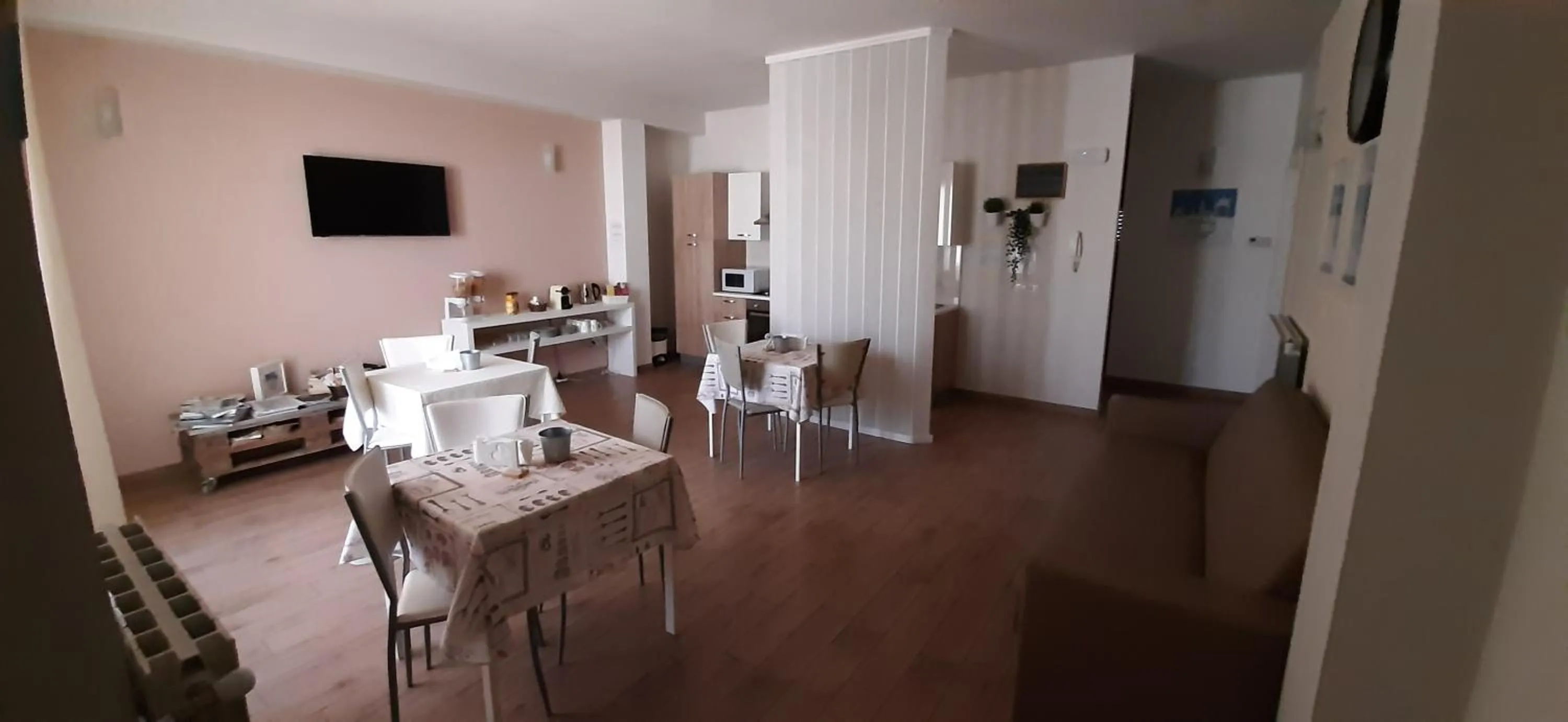 Communal lounge/ TV room in La Creta b&b