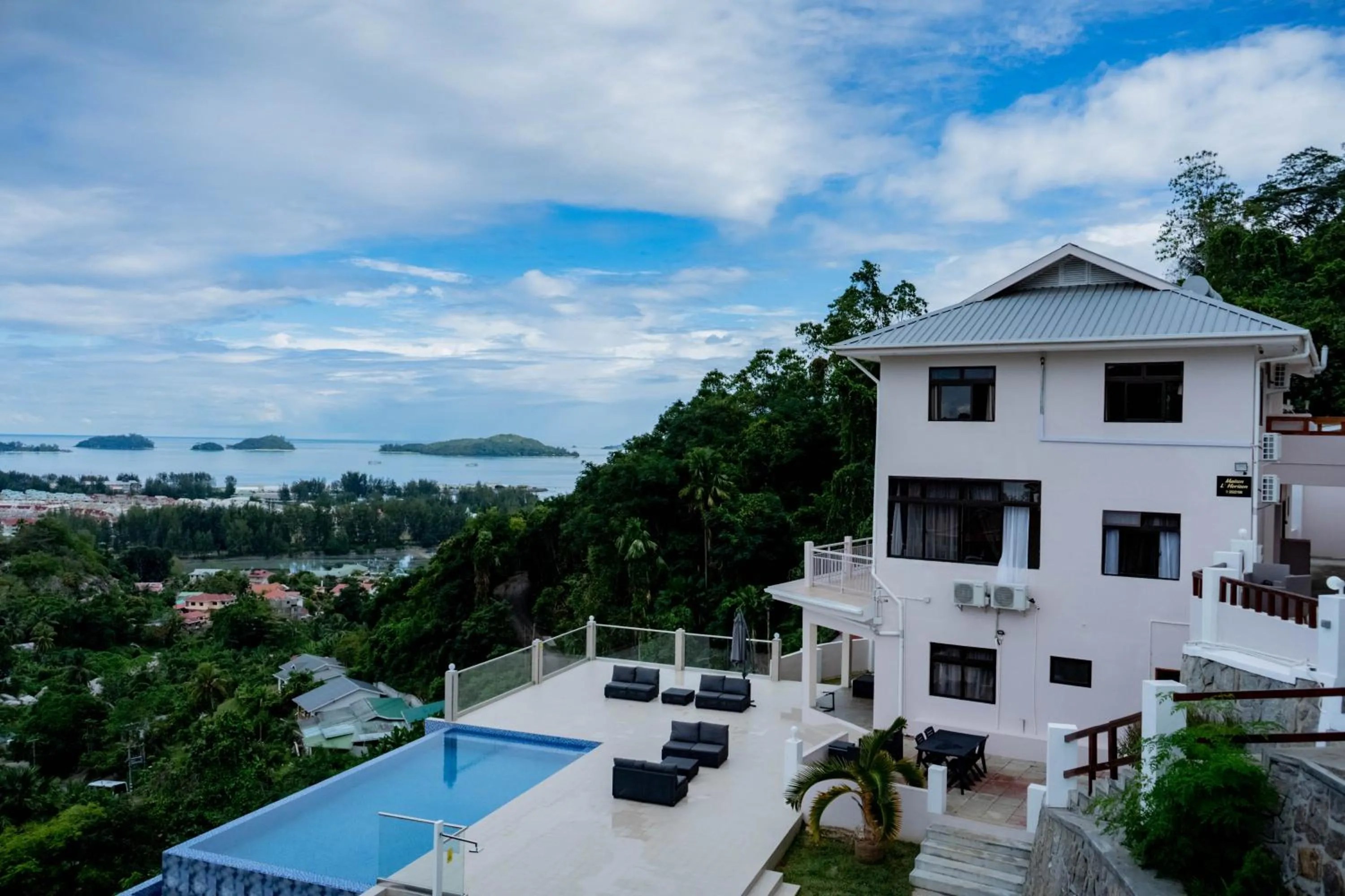 Property building in Maison L'Horizon