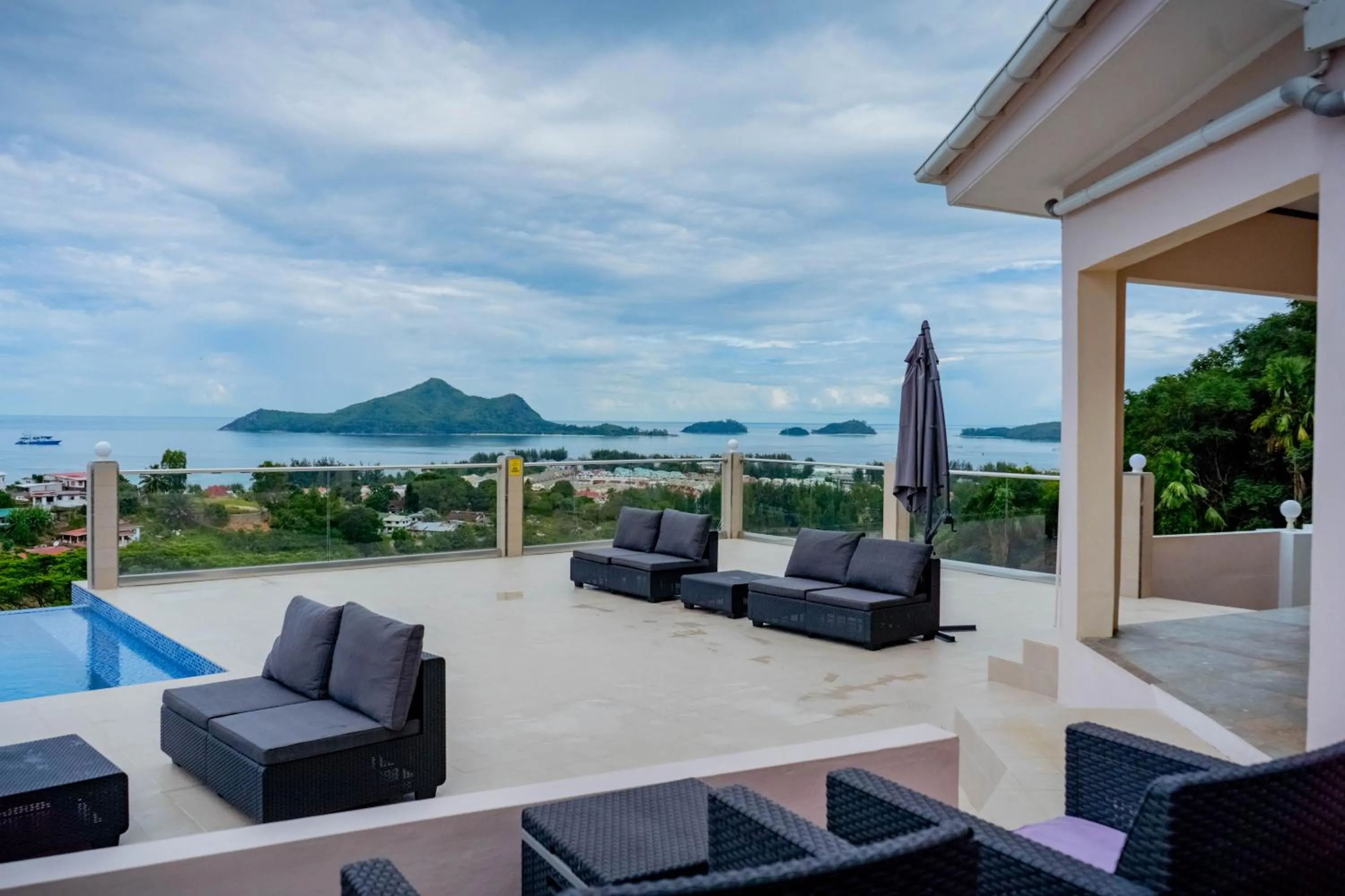 Swimming pool in Maison L'Horizon