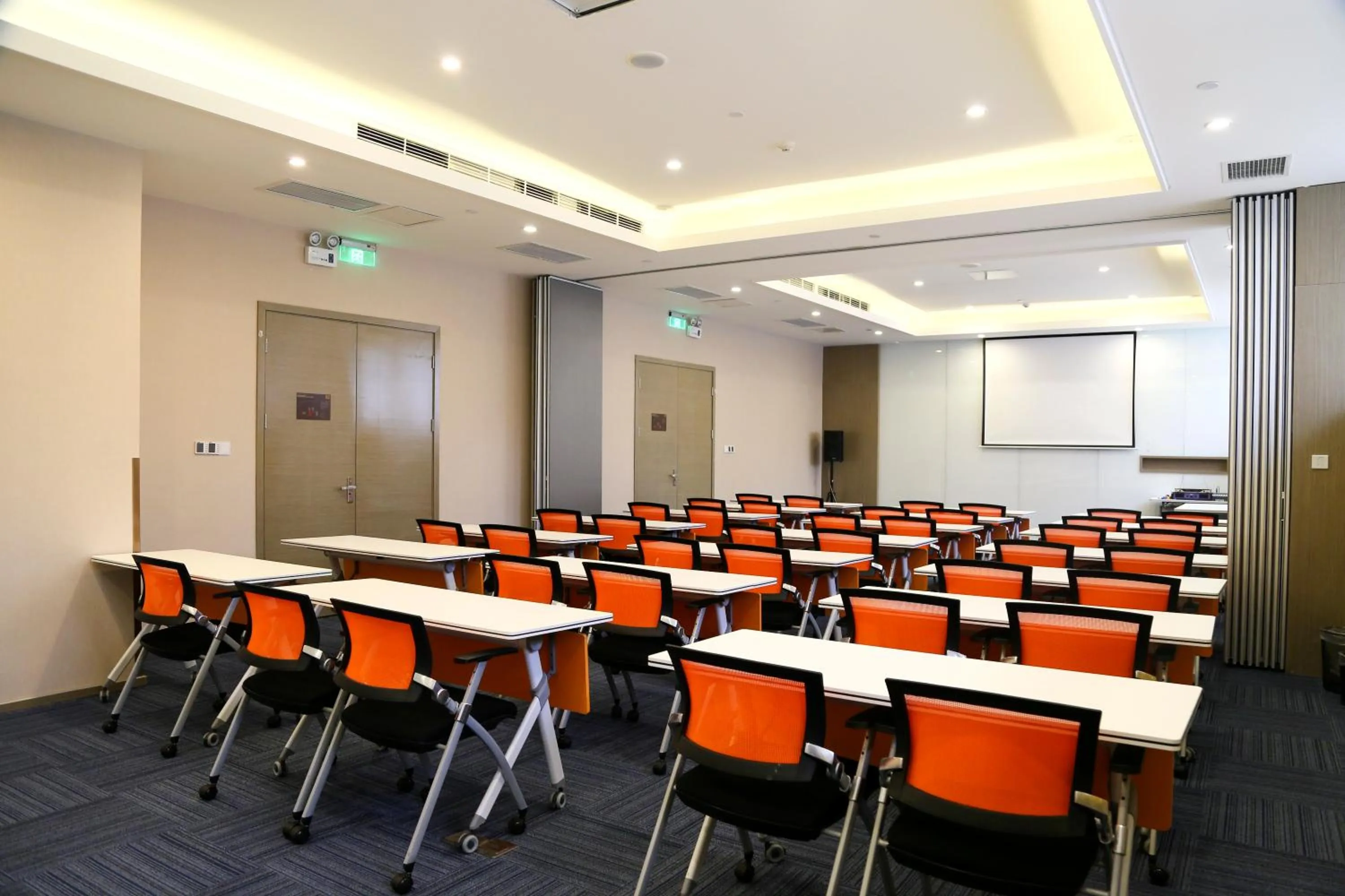 Meeting/conference room in Holiday Inn Express Chengdu Jinniu by IHG