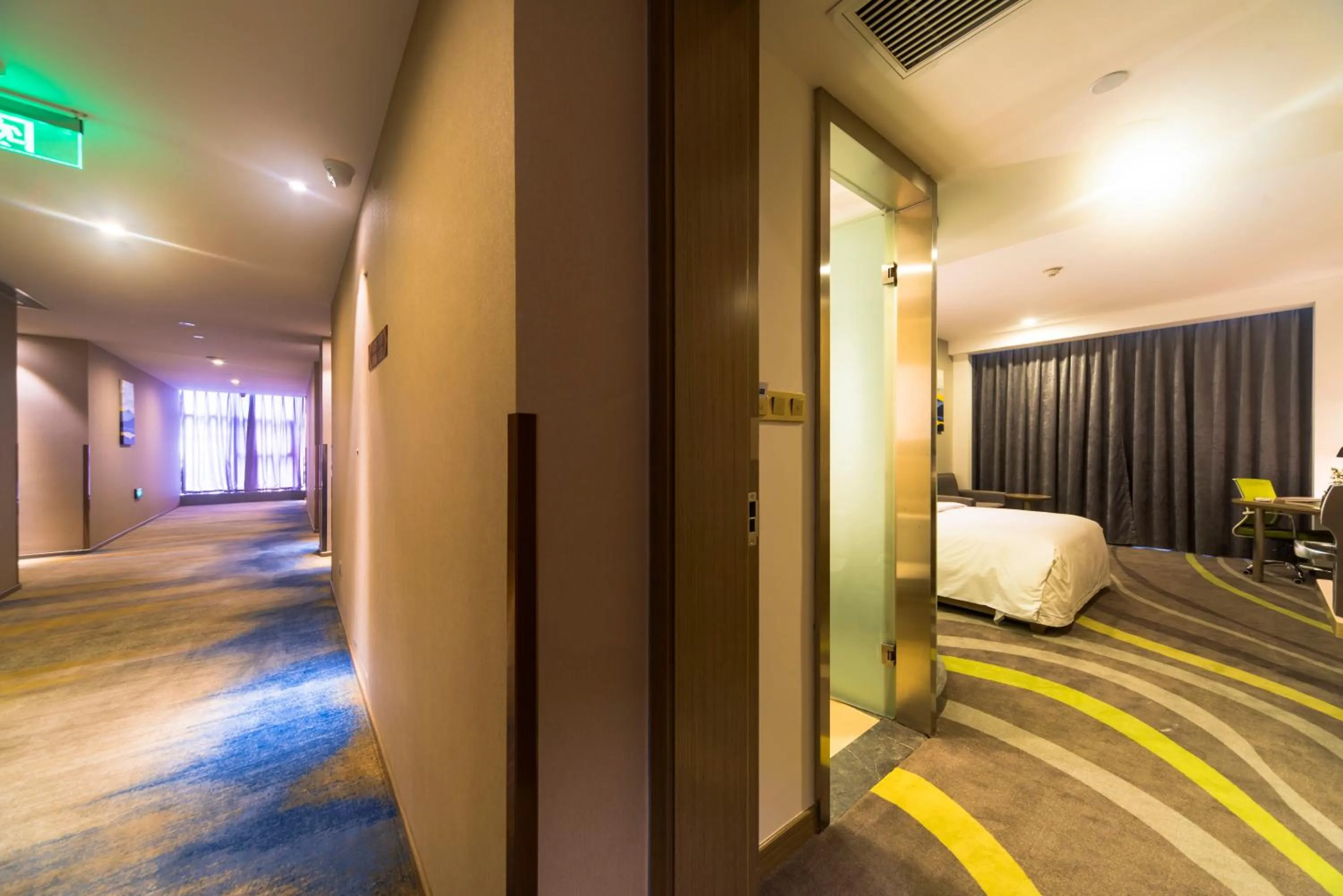Photo of the whole room, Bed in Holiday Inn Express Chengdu Jinniu by IHG