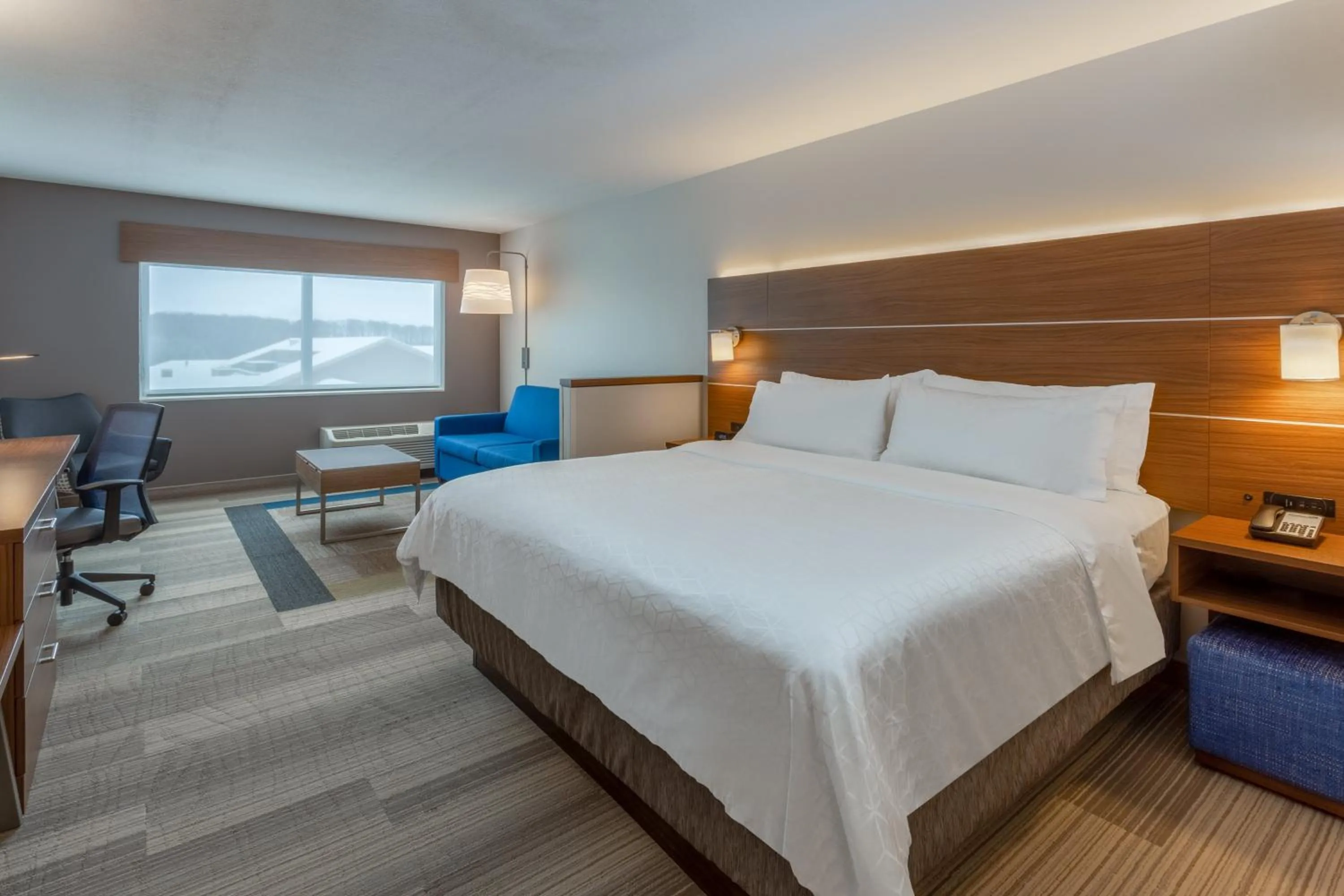 Bedroom, Bed in Holiday Inn Express & Suites - Rice Lake by IHG