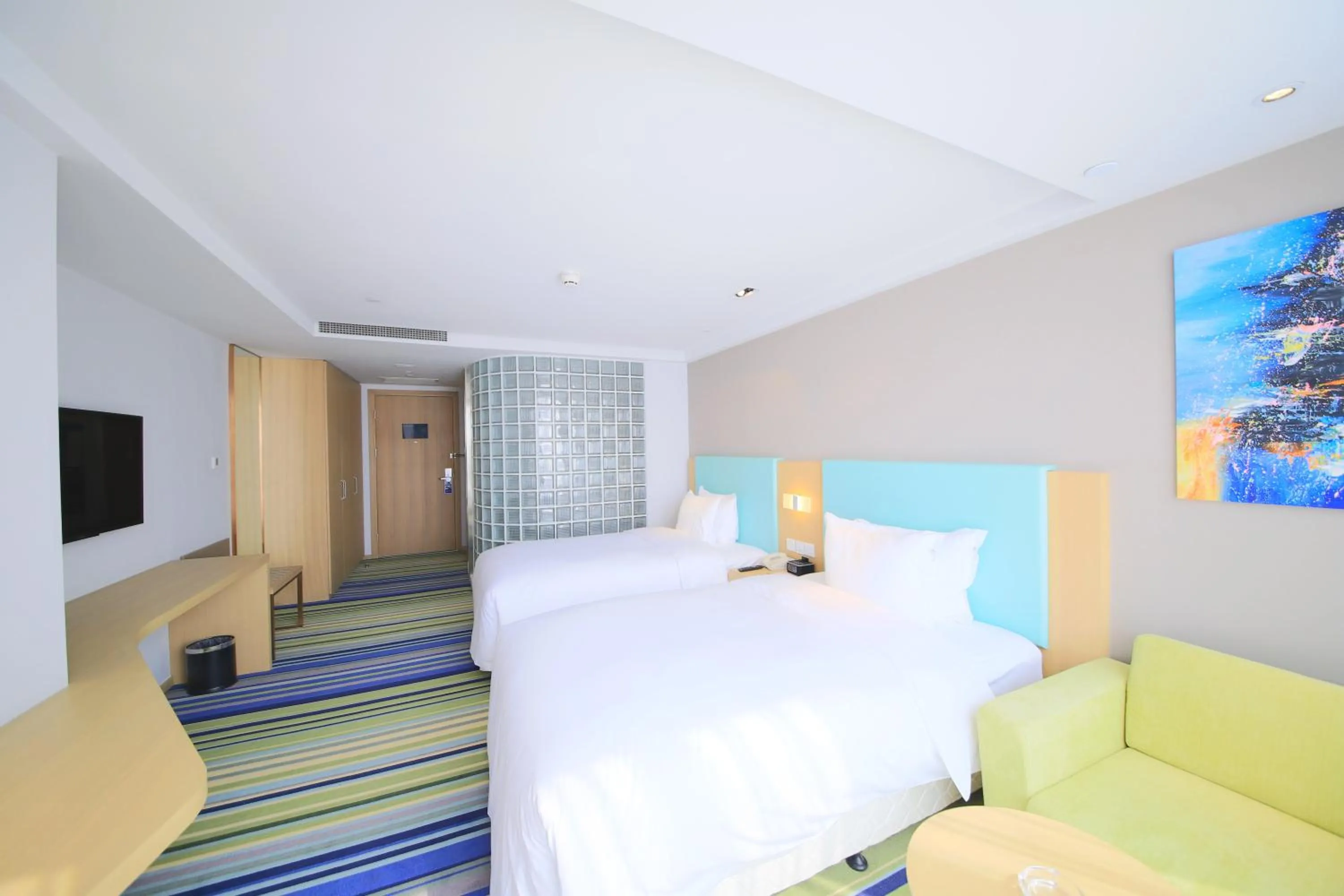 Photo of the whole room, Bed in Holiday Inn Express Yingkou Onelong Plaza by IHG