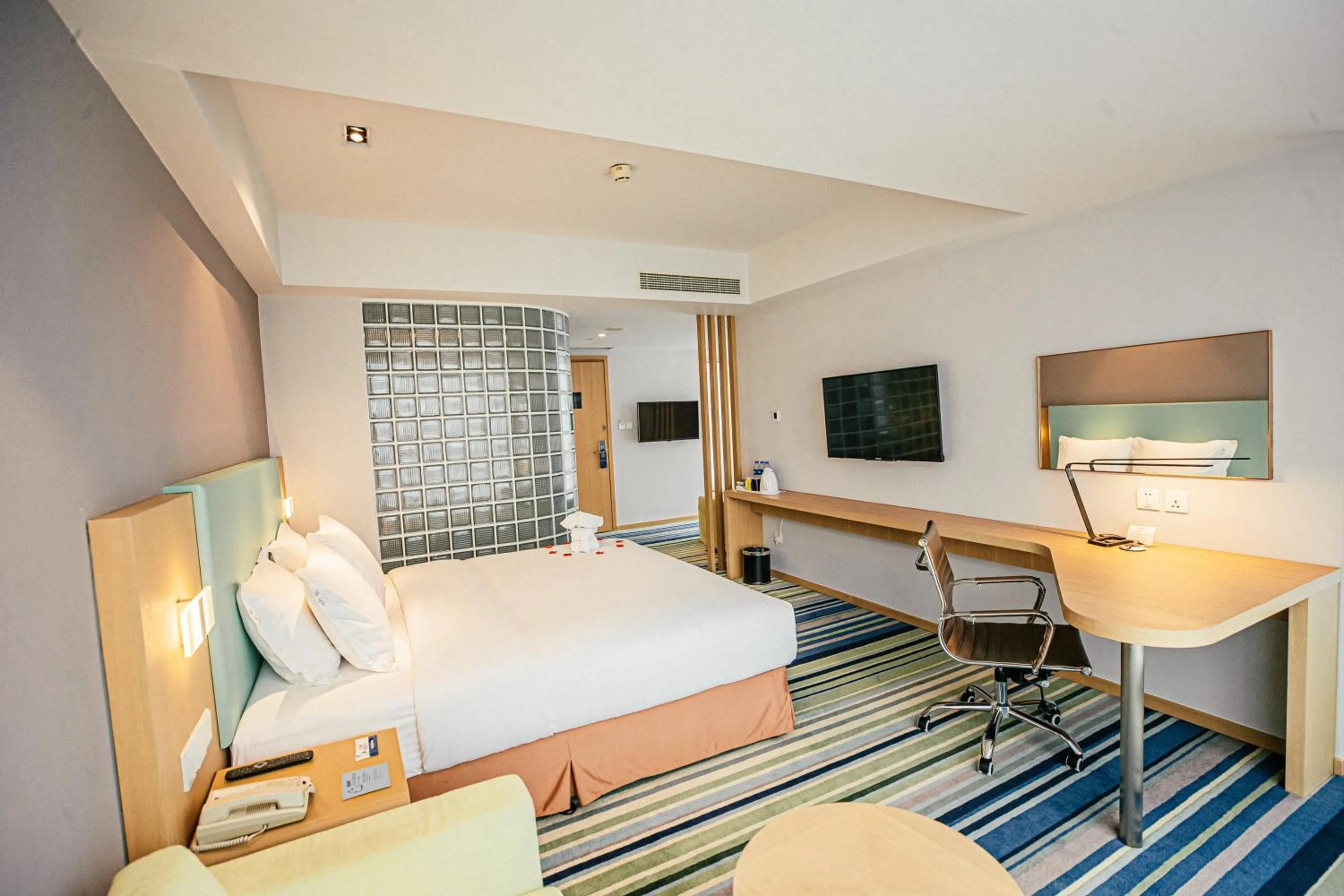 Photo of the whole room, Bed in Holiday Inn Express Yingkou Onelong Plaza by IHG