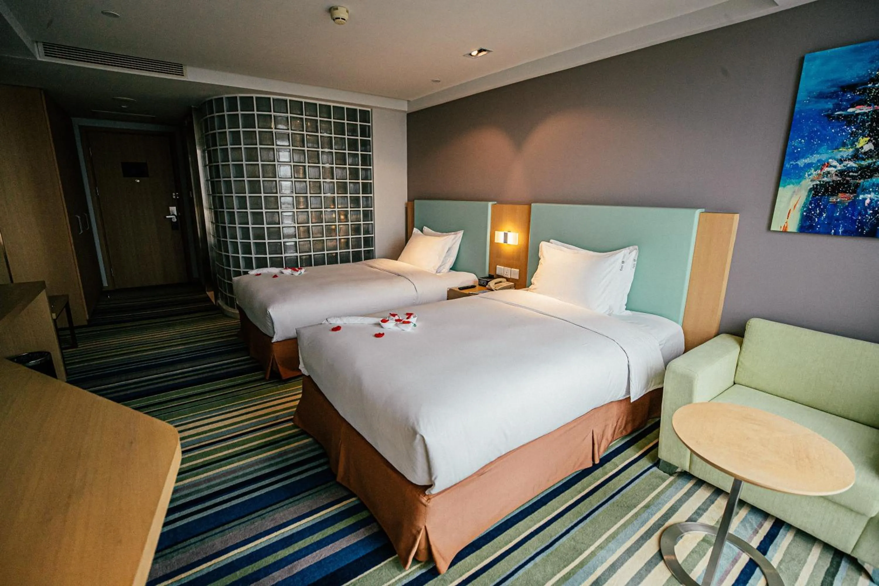 Photo of the whole room, Bed in Holiday Inn Express Yingkou Onelong Plaza by IHG