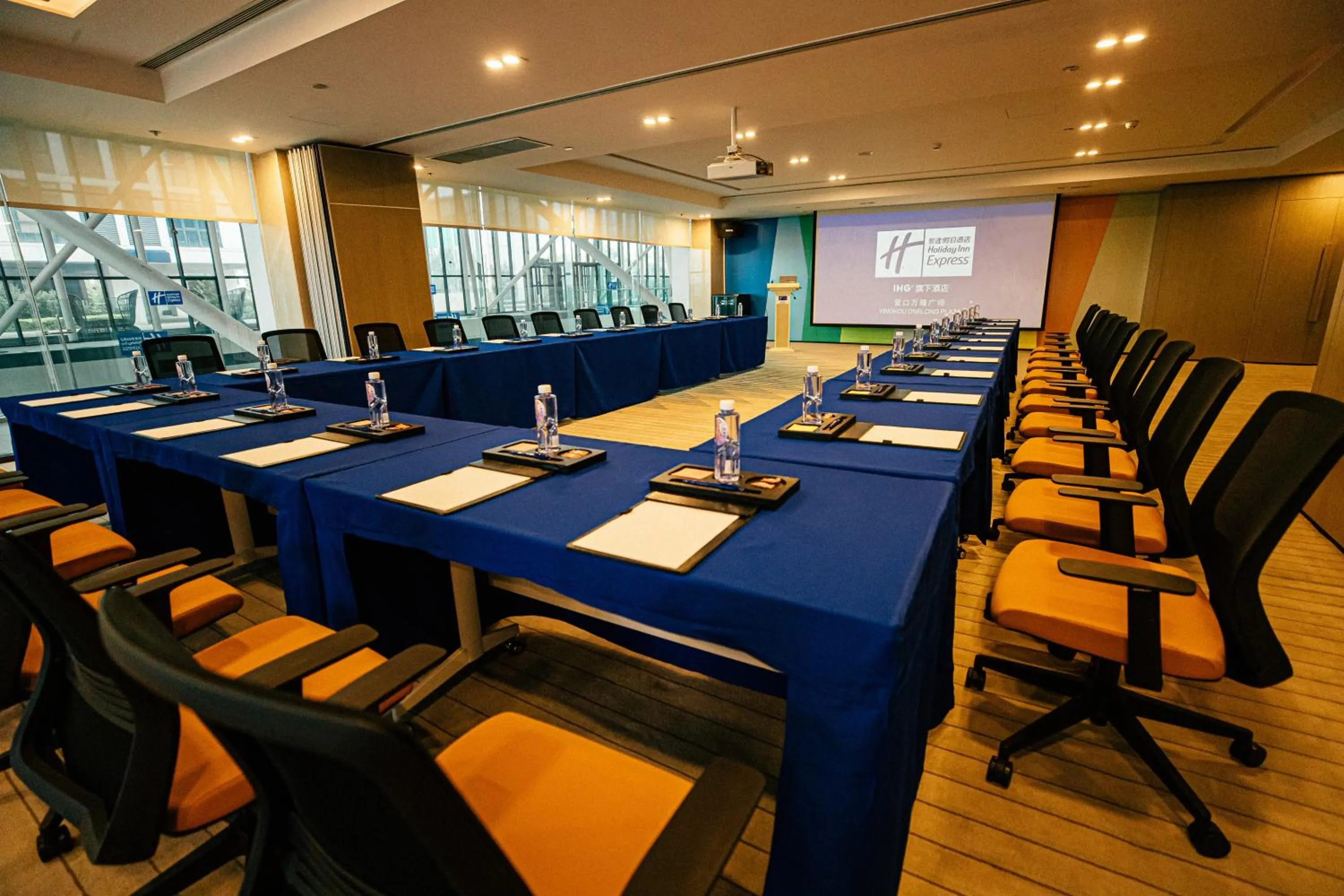 Meeting/conference room in Holiday Inn Express Yingkou Onelong Plaza by IHG