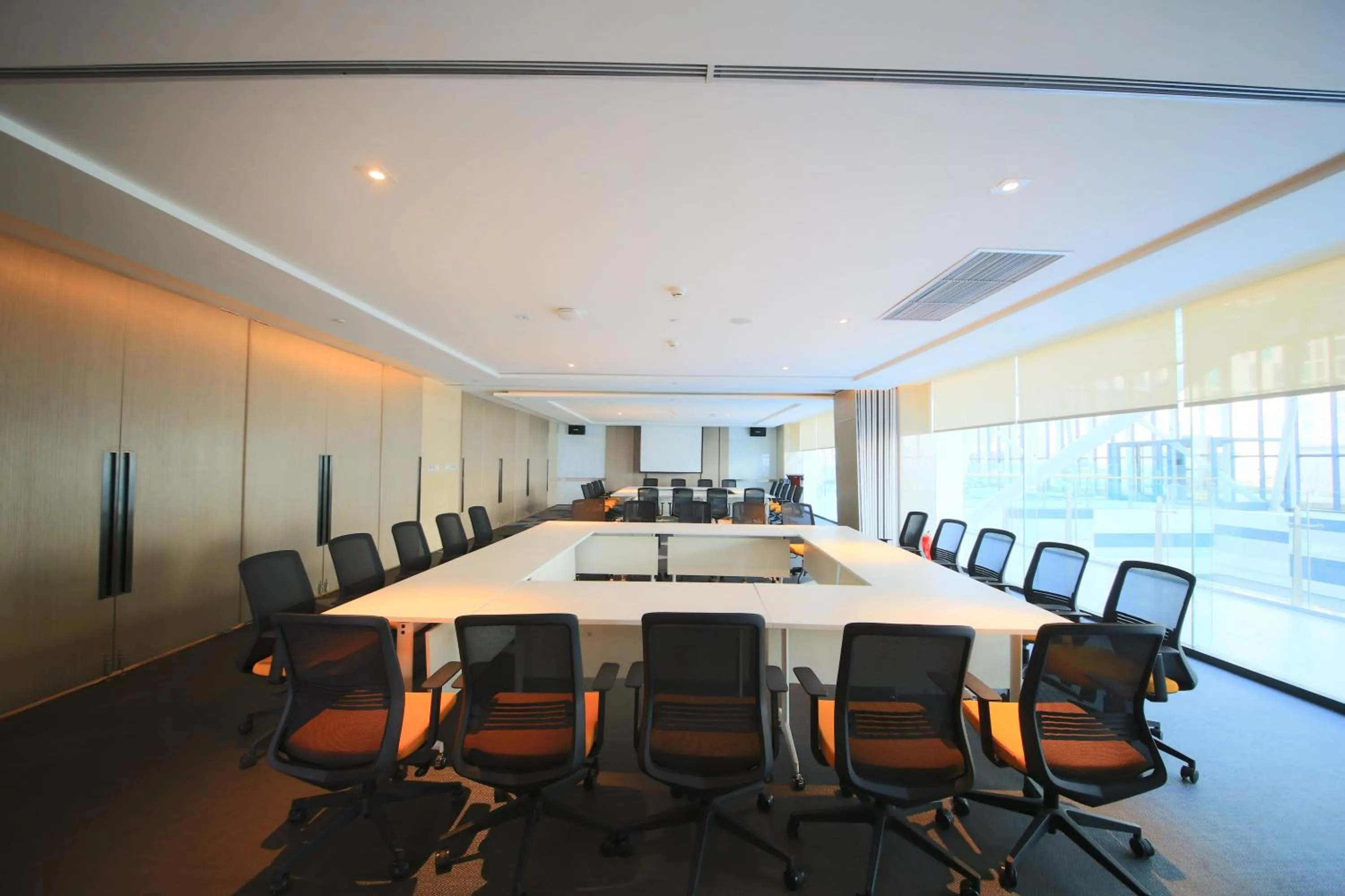 Meeting/conference room in Holiday Inn Express Yingkou Onelong Plaza by IHG