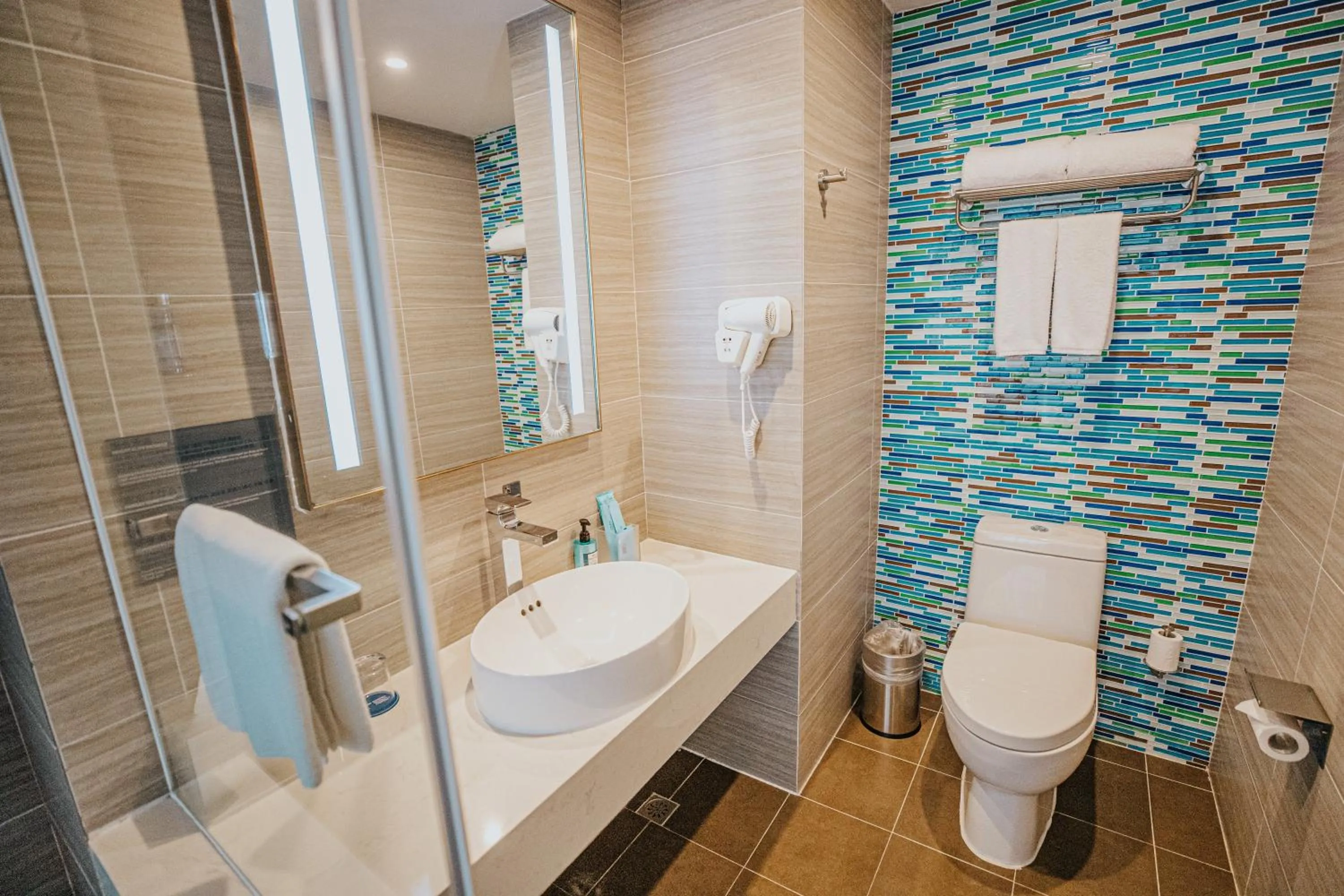 Bathroom in Holiday Inn Express Yingkou Onelong Plaza by IHG