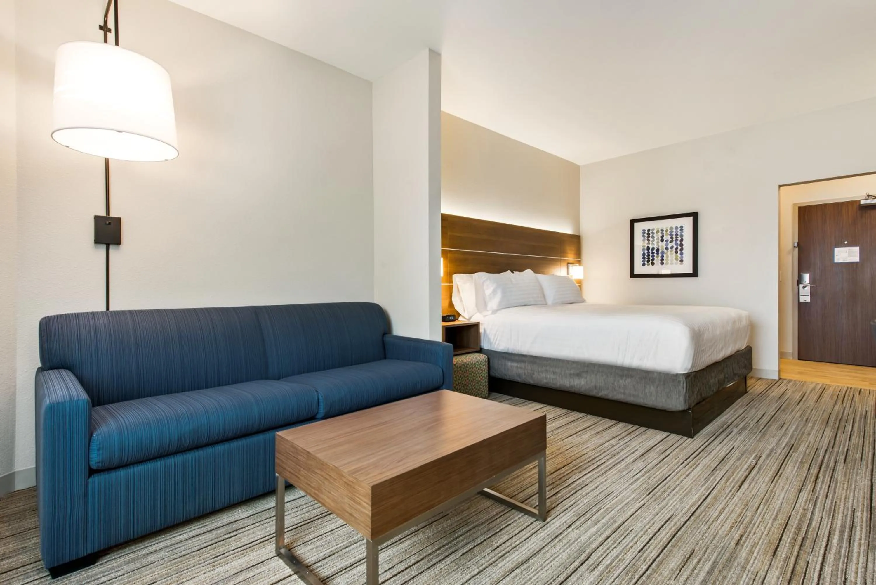 Bed in Holiday Inn Express & Suites - Carrollton West by IHG