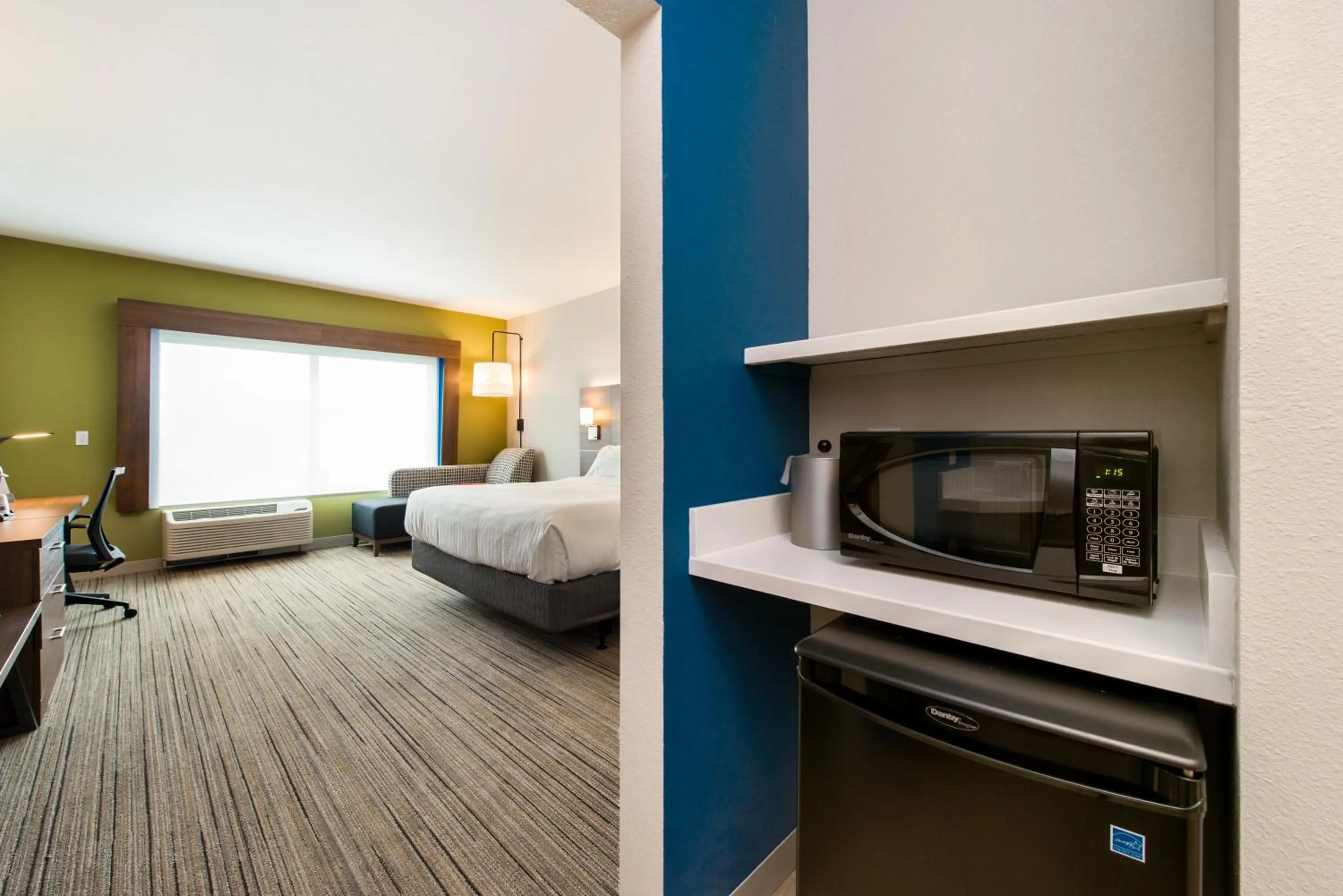 Bed in Holiday Inn Express & Suites - Carrollton West by IHG