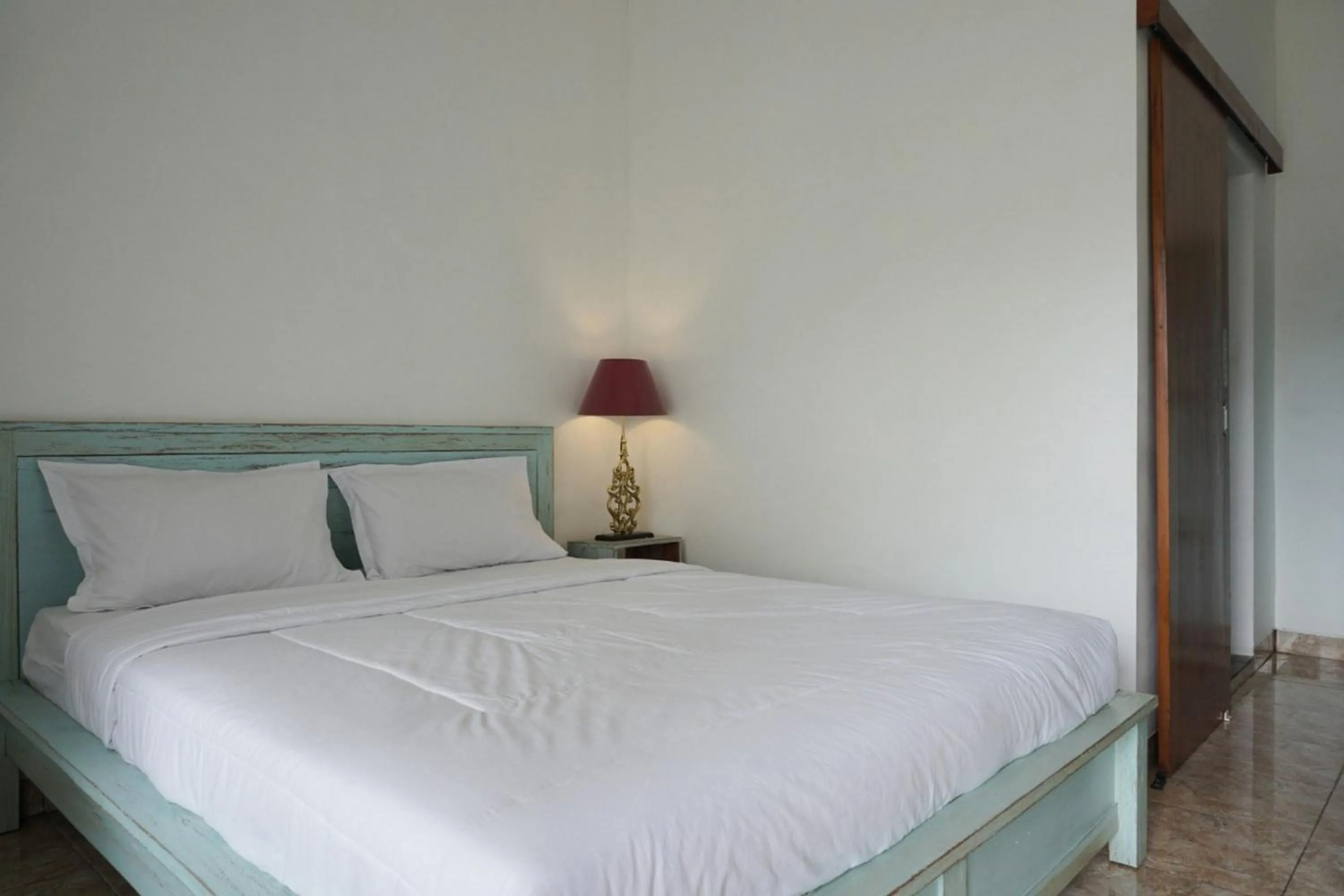 Bed in RedDoorz at Griya Cemara Homestay Yogyakarta