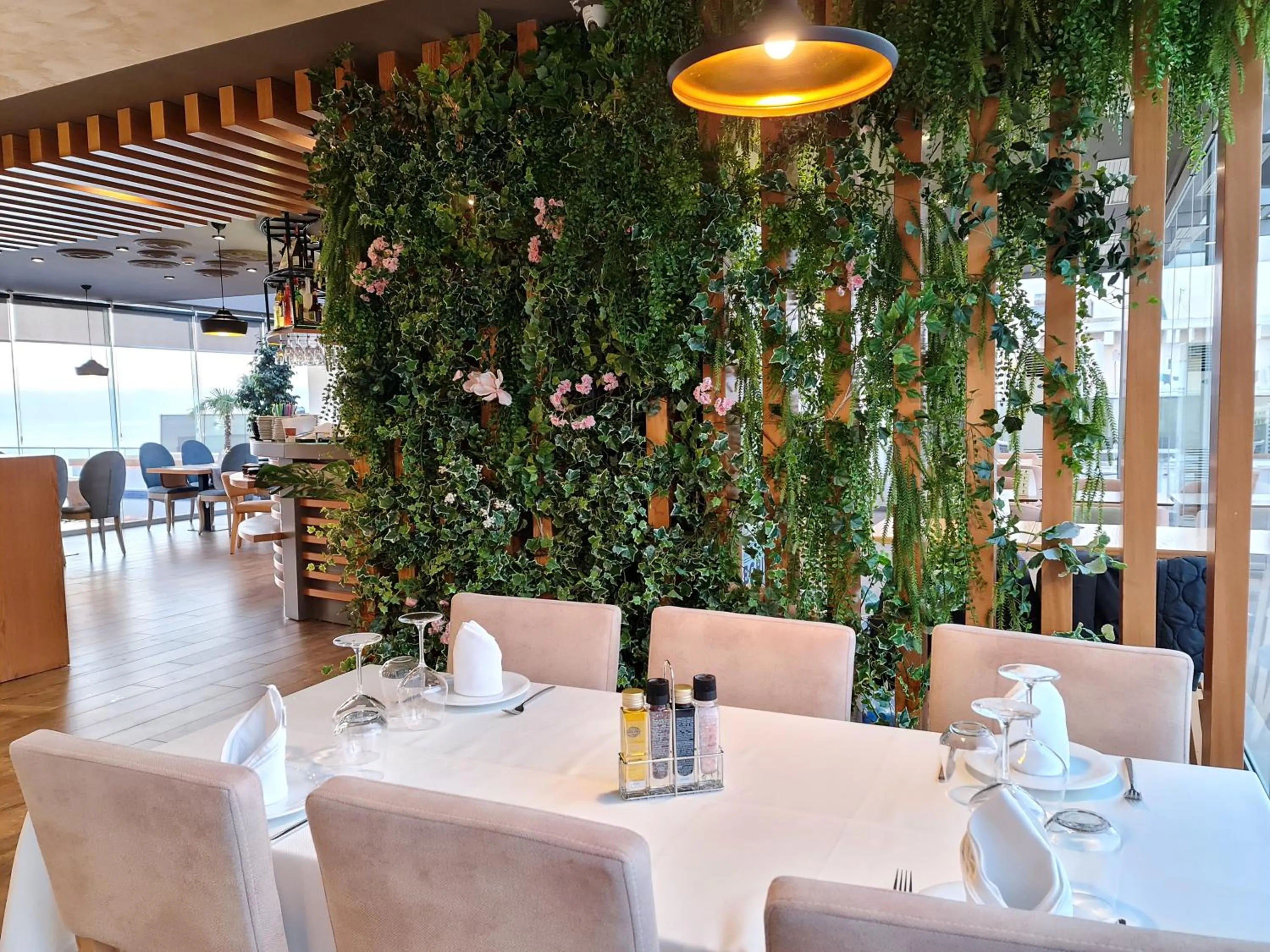 Restaurant/places to eat in Regina City Hotel & SPA