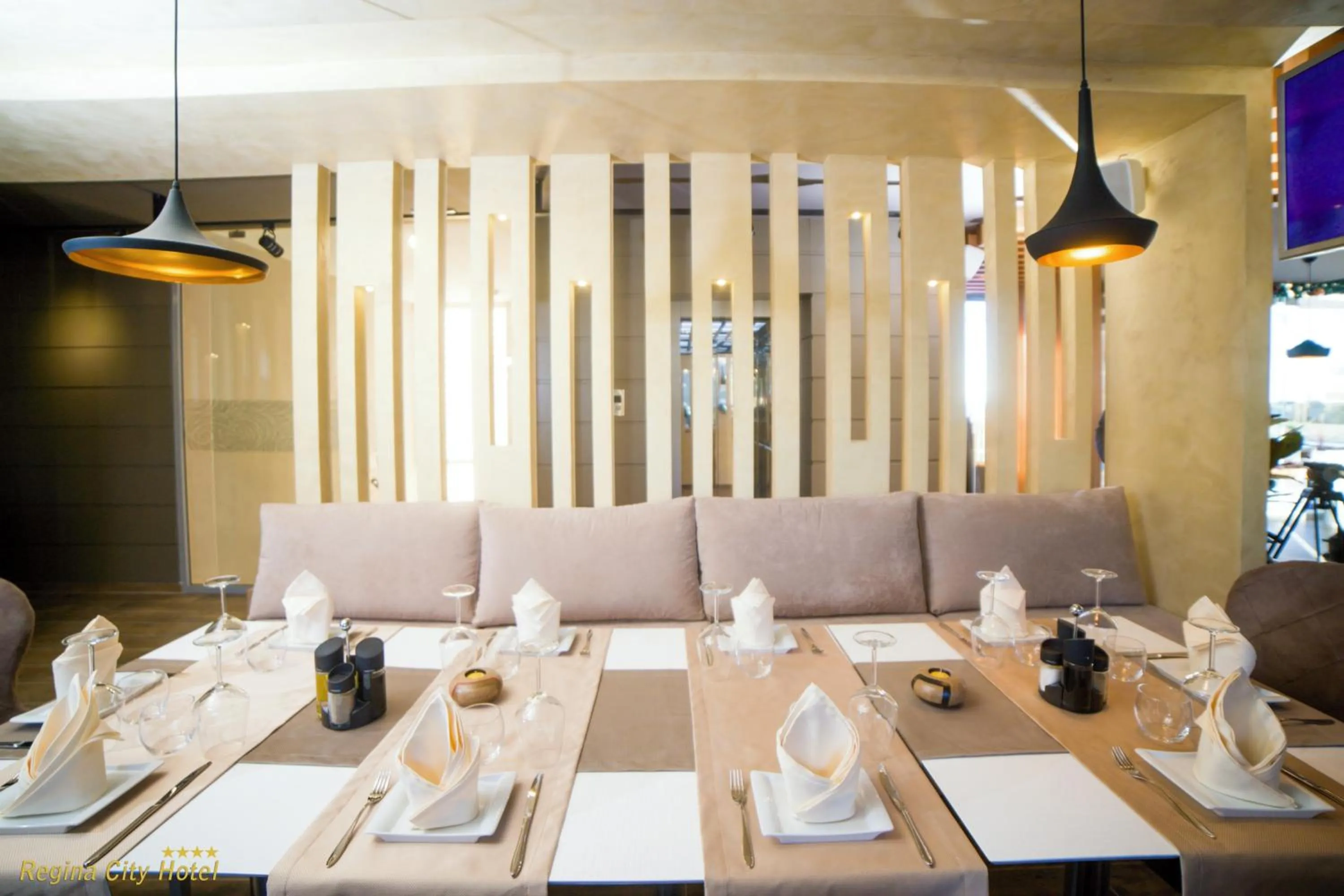 Restaurant/places to eat in Regina City Hotel & SPA