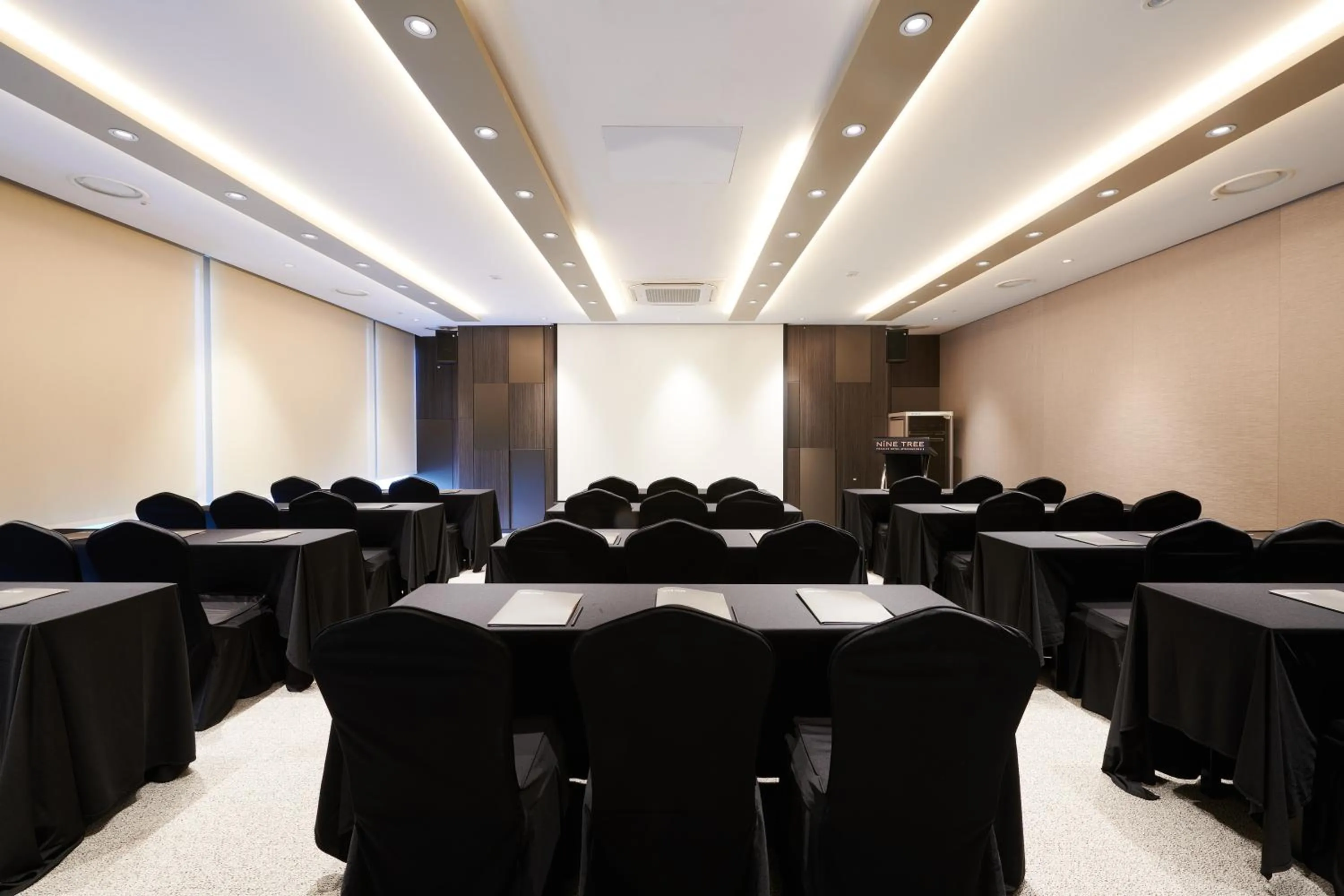 Meeting/conference room in Nine Tree by Parnas Seoul Myeongdong 2