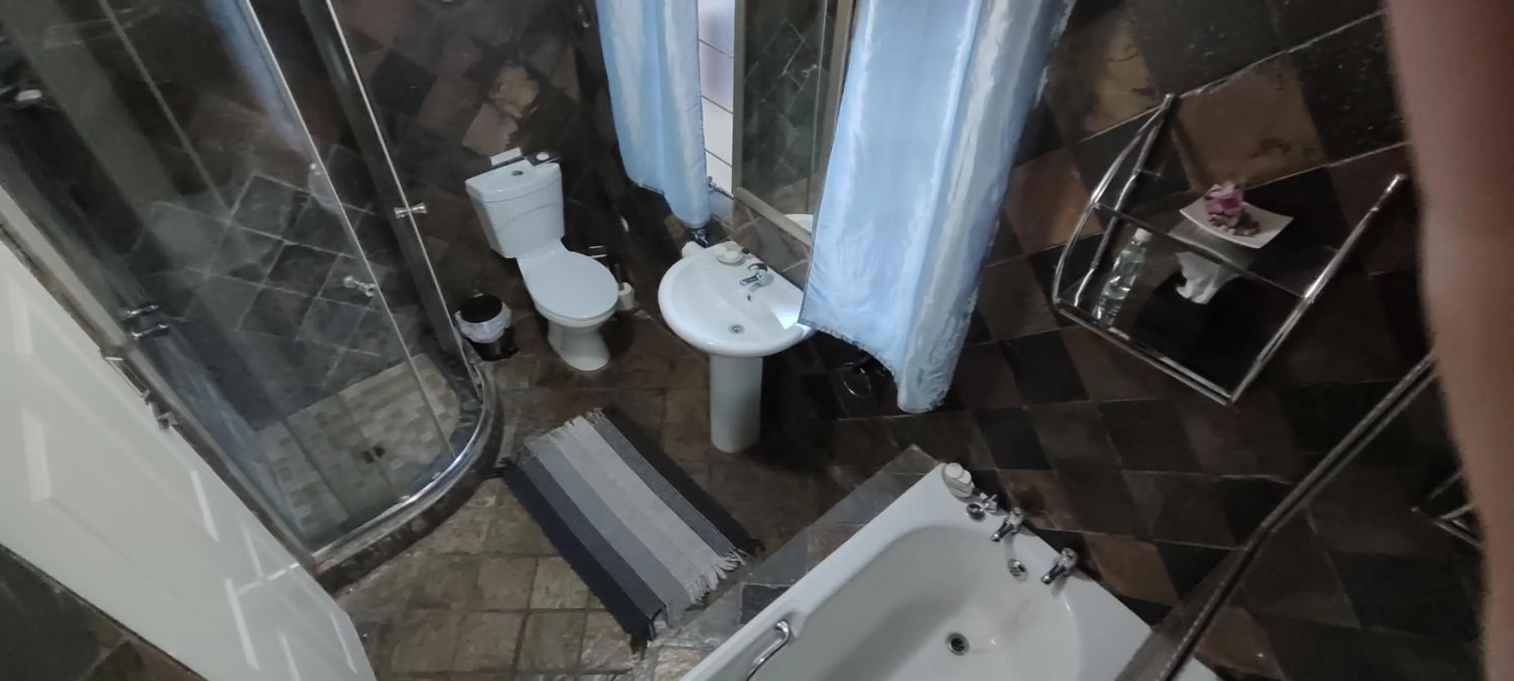 Shower in Premiere Guesthouse