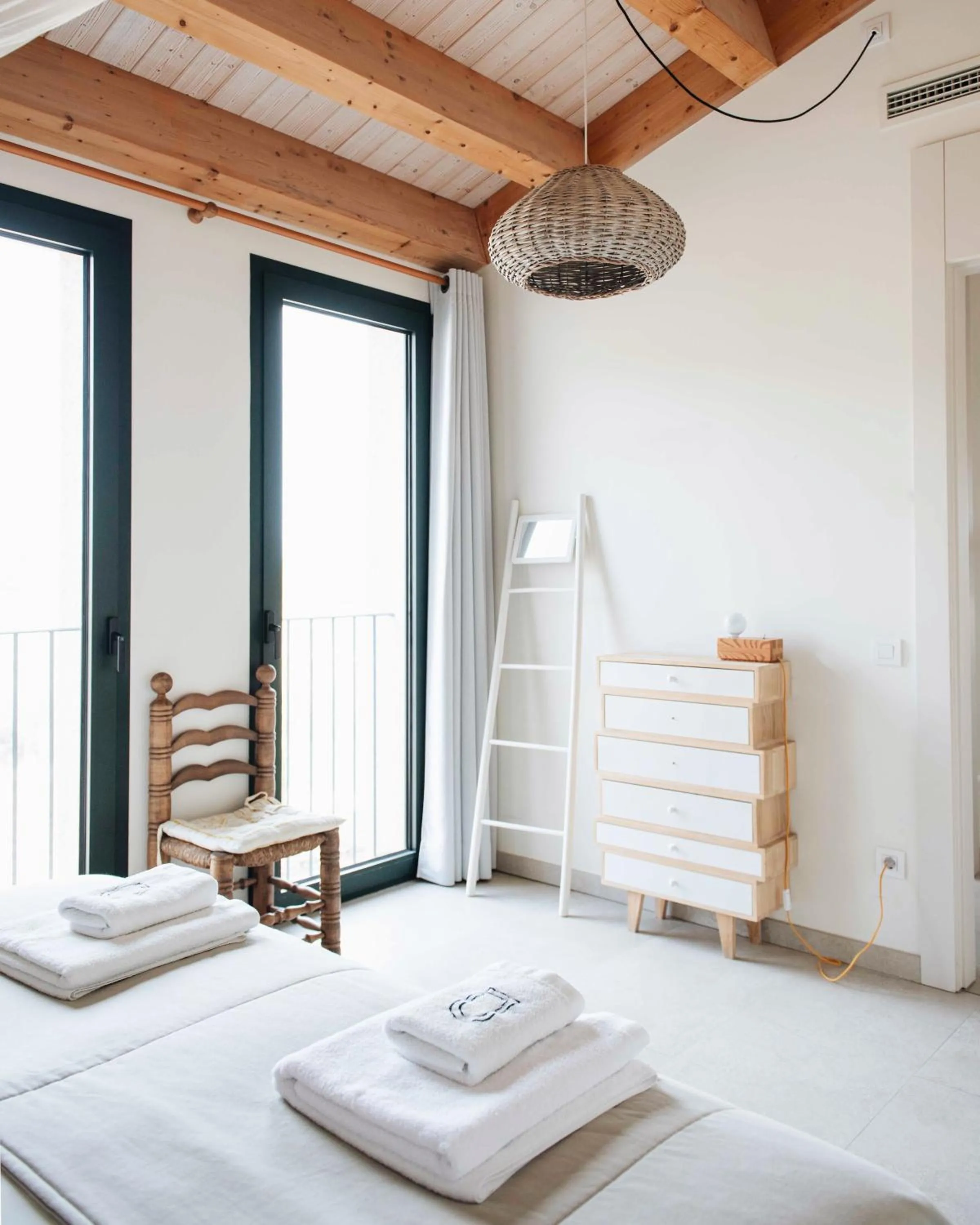 Photo of the whole room, Bed in Can Alemany