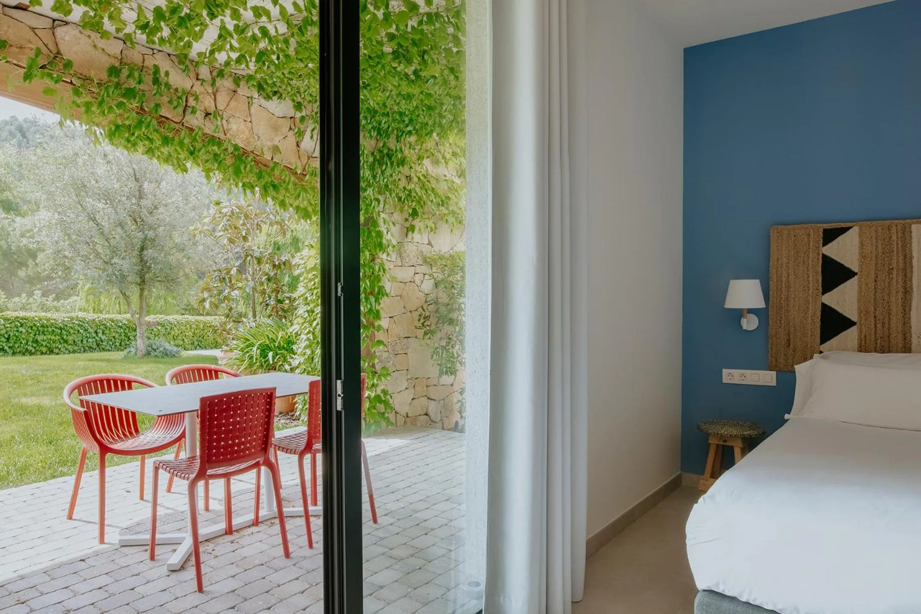 Garden view, Bed in Can Alemany