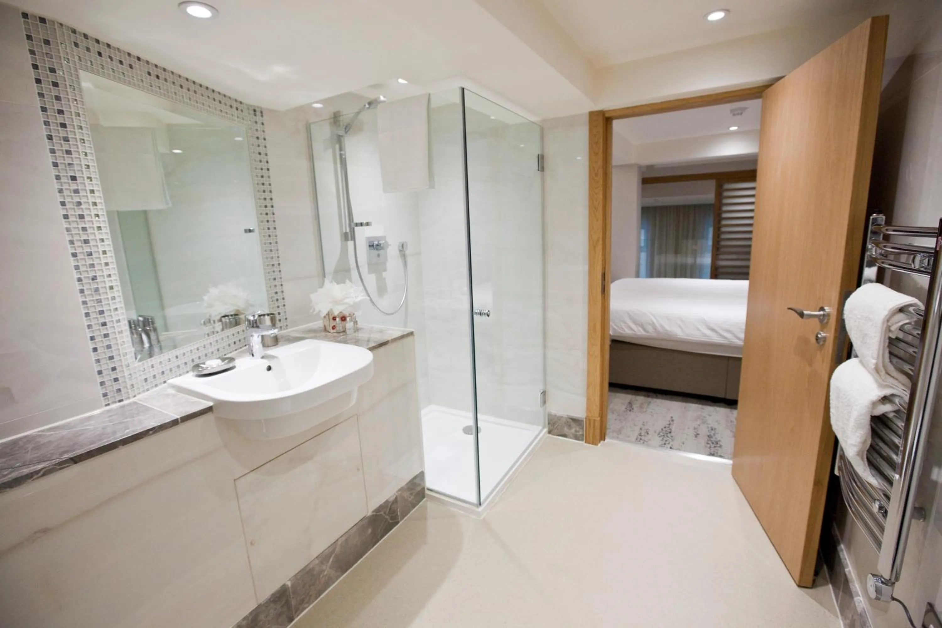 Shower, Bed in Sanctum Belsize Road