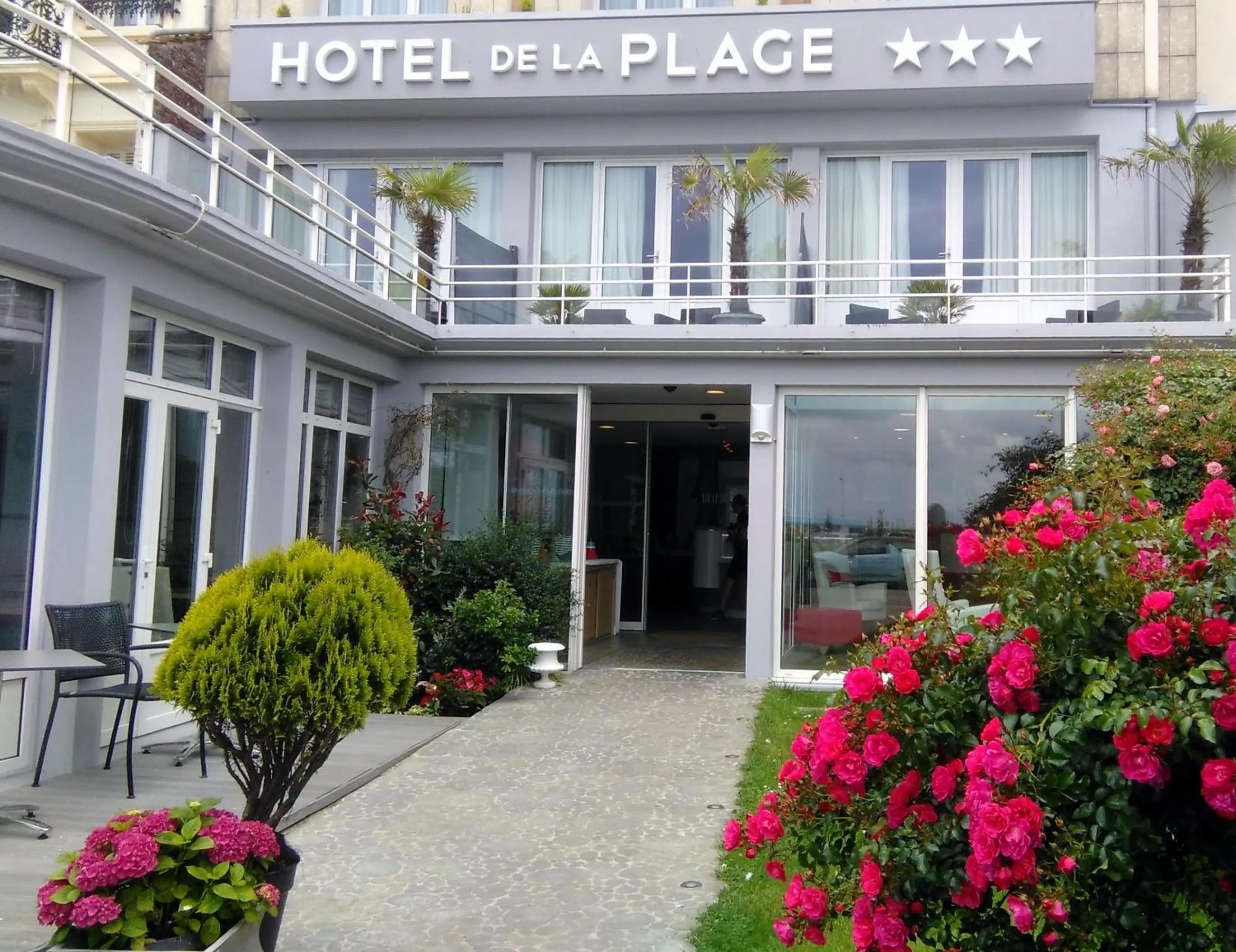 Facade/entrance in Hôtel de la Plage